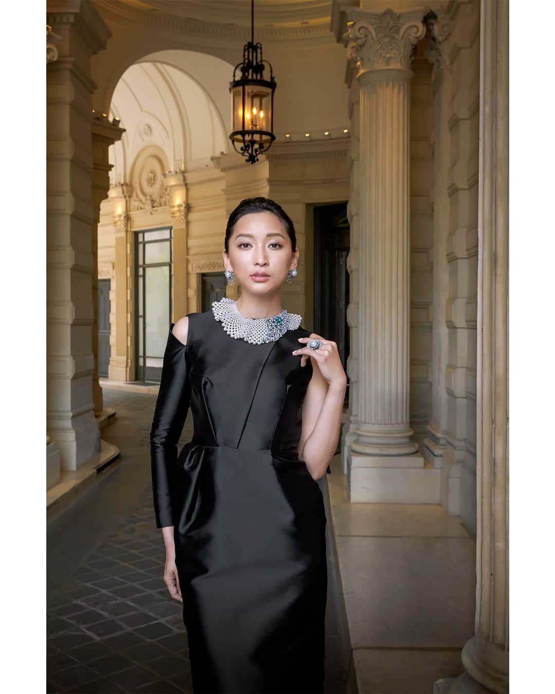 Mikimotoさんのインスタグラム写真 - (MikimotoInstagram)「Mikimoto Editorials  Actress, Anne (@annewatanabe_official), adorned in our latest High Jewellery Collection “Praise to the Sea” at Place Vendome, on the latest issue of Waraku Magazine.   ミキモトにとって特別な地であるパリで、女優・杏さんが新作ハイジュエリーコレクション「Praise to the Sea」を纏う。  小学館『和樂』10月・11月号より 撮影／武田正彦 ヘア／YUSUKE TANIGUCHI メーク/GO MIYUKI ネイル/AKANE スタイリスト/押田比呂美  #MIKIMOTO #ミキモト#和樂 @warakumagazine #MikimotoHighJewellery #PraisetotheSea」9月3日 12時00分 - official_mikimoto