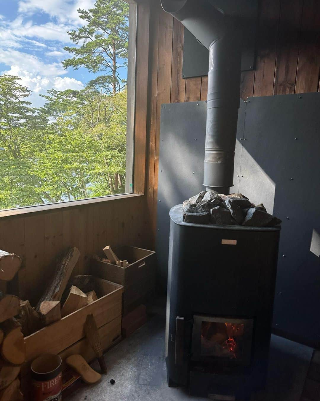 永尾まりやさんのインスタグラム写真 - (永尾まりやInstagram)「長野県野尻湖にあるanoie sauna 目の前の景色が美し過ぎてそれを眺めながらキッチンがあって、みんなで料理しながらワイワイしたよ😌  #anoiesauna  #野尻湖　#lakesauna」9月3日 12時09分 - mariyagi_san