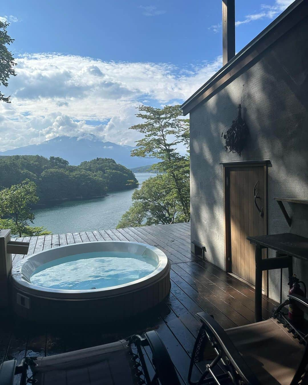 永尾まりやさんのインスタグラム写真 - (永尾まりやInstagram)「長野県野尻湖にあるanoie sauna 目の前の景色が美し過ぎてそれを眺めながらキッチンがあって、みんなで料理しながらワイワイしたよ😌  #anoiesauna  #野尻湖　#lakesauna」9月3日 12時09分 - mariyagi_san