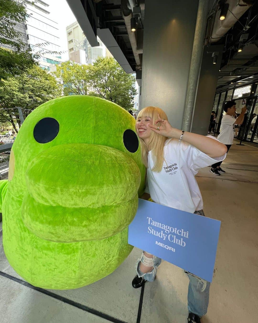 ユウキさんのインスタグラム写真 - (ユウキInstagram)「9月だね🤽🏻‍♀️ ここ最近の充実っぷりがま〜〜じでやばくて、初めての仕事がわんさかすぎて1日が鬼早い🥹🙏🏻✨（でもちゃんと遊びの予定もみっちり）  大人になると毎日がルーティンになるせいで一年が過ぎ去るのはあっという間、って聞いたことある。 あれ？  そんな感じで金髪がピカピカになったよ〜🌼（急な連絡で代打してくれてありがとう！笑）  最後3枚は、もうすぐ発表のやばいコラボ💙💙💙 WEGO × YMYMのアイテム、チラッとみせちゃう！ 11月おたのしみにしててね💞🫶🏻らぶ」9月3日 12時02分 - yuukichan2