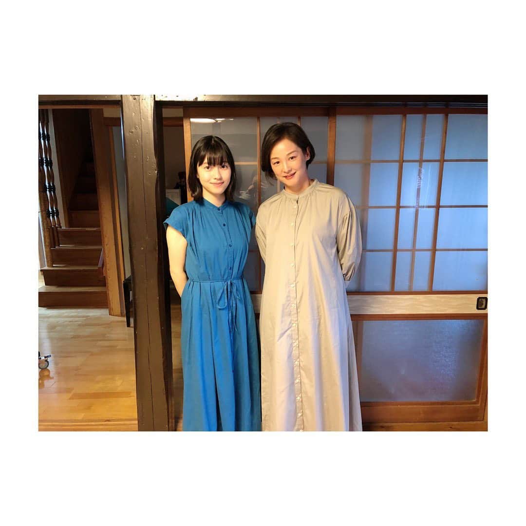 のインスタグラム：「#緑のざわめき   昨日 、川添野愛さんとご一緒した『キネカ大森』 記事になっております。ご一読いただけましたら。  ※写真：撮影現場にて倉島颯良さんと  追伸：倉島さんは多感な時期の高校生を瑞々しく、ときに危なっかしく演じてくださり、伯母として守ってあげたい気持ちをかき立ててくれました。感情の受け渡しができるって演じていて心地良いのです。  📍記事は〈1st-Generation〉 https://www.1st-generation.com/?p=11510  #夏都愛未監督作品  #倉島颯良  #黒沢あすか」