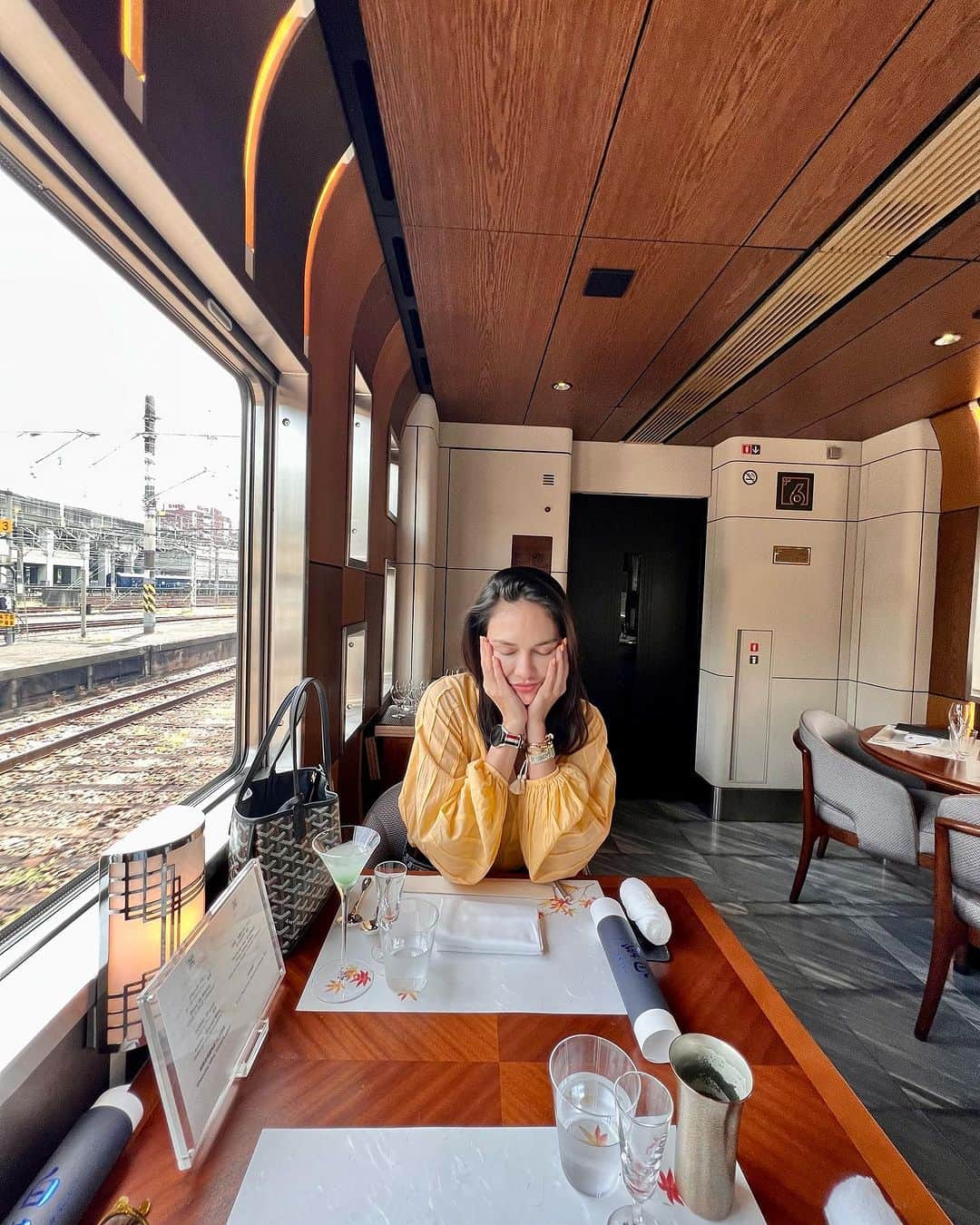 ルナ・マヤのインスタグラム：「Lunch on the Shikishima Suites train: Where Chinese and Japanese culinary worlds collide in a symphony of flavors. 🍱🚄🎶 #FlavorFusion #ShikishimaGourmet #UnforgettableLunch」