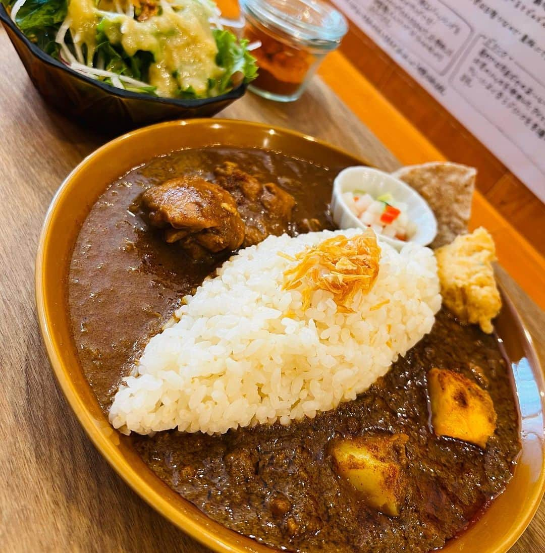 佐藤彩さんのインスタグラム写真 - (佐藤彩Instagram)「この夏にお店で食べたカレーたち🍛 幸せだった思い出をカメラロールで振り返ってみました！  開拓できたお店もあったし どれも個性が光っていて美味しかったなぁ☺️✨ .  番組でもお話ししましたが！ カレー大好きな私にとって待ちに待ったイベントが 金曜日から始まります！！  札幌カリーキングダム2023🍛✨✨ (@sapporo_curry_kingdom )  オータムフェストの期間中 大通西5丁目では、日替わりで1日4店舗のスパイスカレーが楽しめるのです😳！  イベントならでは！ あいがけできるのも嬉しい☺️  昨年は何度か(1人でも)通いまして！ 20種類ものスパイスカレーを味わいました😂🍛  これをきっかけに新規開拓できる喜びも🥹  今年は何種類味わえるかな🤔笑 今から楽しみです🙌  9月、私からスパイスの香りがしてくるかもしれませんね！笑  #カリーキングダム #札幌カリーキングダム #札幌カリーキングダム2023 #オータムフェスト #大通公園 #スパイスカレー #札幌スパイスカレー #札幌カレー #カレー好き #スパイスカレー好き #スパイスのある暮らし #最後の1枚は #雨竜沼湿原で食べたグリーンカレー #これも最高だった」9月3日 12時05分 - hbc_ayasato