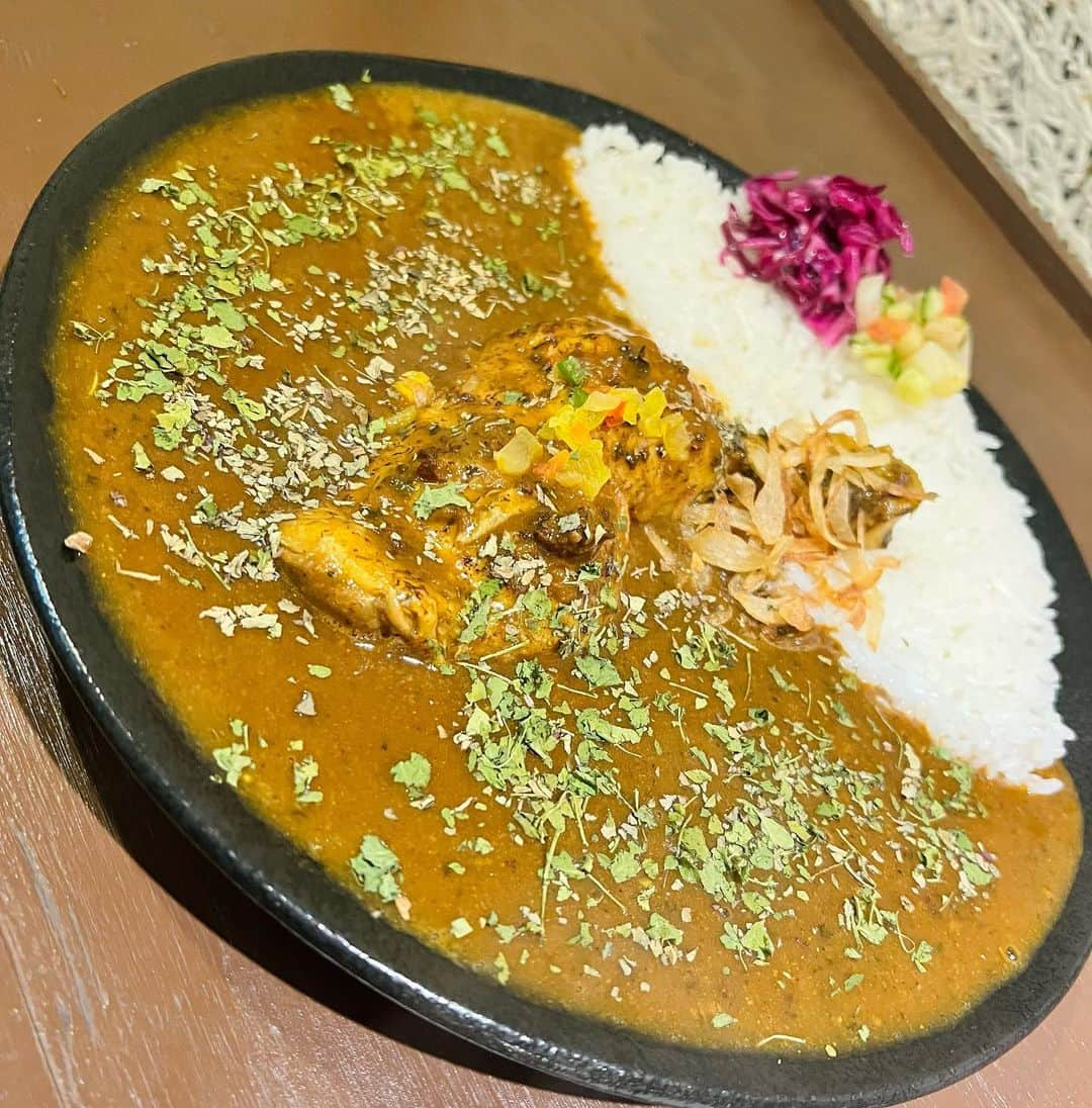 佐藤彩さんのインスタグラム写真 - (佐藤彩Instagram)「この夏にお店で食べたカレーたち🍛 幸せだった思い出をカメラロールで振り返ってみました！  開拓できたお店もあったし どれも個性が光っていて美味しかったなぁ☺️✨ .  番組でもお話ししましたが！ カレー大好きな私にとって待ちに待ったイベントが 金曜日から始まります！！  札幌カリーキングダム2023🍛✨✨ (@sapporo_curry_kingdom )  オータムフェストの期間中 大通西5丁目では、日替わりで1日4店舗のスパイスカレーが楽しめるのです😳！  イベントならでは！ あいがけできるのも嬉しい☺️  昨年は何度か(1人でも)通いまして！ 20種類ものスパイスカレーを味わいました😂🍛  これをきっかけに新規開拓できる喜びも🥹  今年は何種類味わえるかな🤔笑 今から楽しみです🙌  9月、私からスパイスの香りがしてくるかもしれませんね！笑  #カリーキングダム #札幌カリーキングダム #札幌カリーキングダム2023 #オータムフェスト #大通公園 #スパイスカレー #札幌スパイスカレー #札幌カレー #カレー好き #スパイスカレー好き #スパイスのある暮らし #最後の1枚は #雨竜沼湿原で食べたグリーンカレー #これも最高だった」9月3日 12時05分 - hbc_ayasato