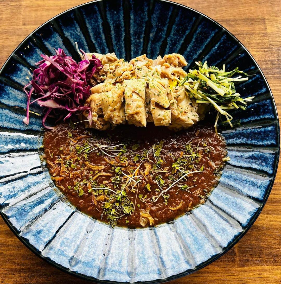 佐藤彩さんのインスタグラム写真 - (佐藤彩Instagram)「この夏にお店で食べたカレーたち🍛 幸せだった思い出をカメラロールで振り返ってみました！  開拓できたお店もあったし どれも個性が光っていて美味しかったなぁ☺️✨ .  番組でもお話ししましたが！ カレー大好きな私にとって待ちに待ったイベントが 金曜日から始まります！！  札幌カリーキングダム2023🍛✨✨ (@sapporo_curry_kingdom )  オータムフェストの期間中 大通西5丁目では、日替わりで1日4店舗のスパイスカレーが楽しめるのです😳！  イベントならでは！ あいがけできるのも嬉しい☺️  昨年は何度か(1人でも)通いまして！ 20種類ものスパイスカレーを味わいました😂🍛  これをきっかけに新規開拓できる喜びも🥹  今年は何種類味わえるかな🤔笑 今から楽しみです🙌  9月、私からスパイスの香りがしてくるかもしれませんね！笑  #カリーキングダム #札幌カリーキングダム #札幌カリーキングダム2023 #オータムフェスト #大通公園 #スパイスカレー #札幌スパイスカレー #札幌カレー #カレー好き #スパイスカレー好き #スパイスのある暮らし #最後の1枚は #雨竜沼湿原で食べたグリーンカレー #これも最高だった」9月3日 12時05分 - hbc_ayasato