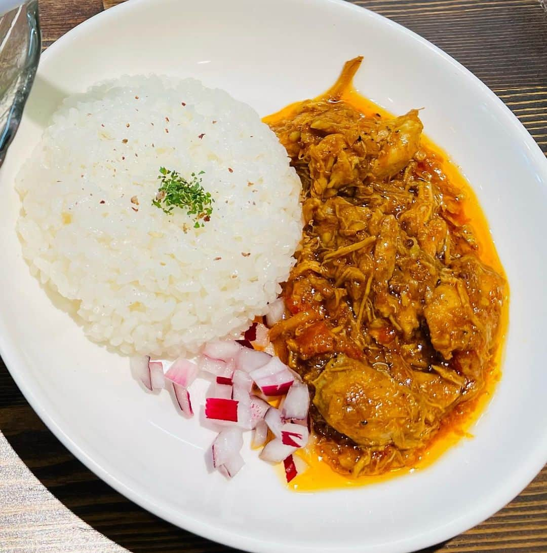 佐藤彩さんのインスタグラム写真 - (佐藤彩Instagram)「この夏にお店で食べたカレーたち🍛 幸せだった思い出をカメラロールで振り返ってみました！  開拓できたお店もあったし どれも個性が光っていて美味しかったなぁ☺️✨ .  番組でもお話ししましたが！ カレー大好きな私にとって待ちに待ったイベントが 金曜日から始まります！！  札幌カリーキングダム2023🍛✨✨ (@sapporo_curry_kingdom )  オータムフェストの期間中 大通西5丁目では、日替わりで1日4店舗のスパイスカレーが楽しめるのです😳！  イベントならでは！ あいがけできるのも嬉しい☺️  昨年は何度か(1人でも)通いまして！ 20種類ものスパイスカレーを味わいました😂🍛  これをきっかけに新規開拓できる喜びも🥹  今年は何種類味わえるかな🤔笑 今から楽しみです🙌  9月、私からスパイスの香りがしてくるかもしれませんね！笑  #カリーキングダム #札幌カリーキングダム #札幌カリーキングダム2023 #オータムフェスト #大通公園 #スパイスカレー #札幌スパイスカレー #札幌カレー #カレー好き #スパイスカレー好き #スパイスのある暮らし #最後の1枚は #雨竜沼湿原で食べたグリーンカレー #これも最高だった」9月3日 12時05分 - hbc_ayasato