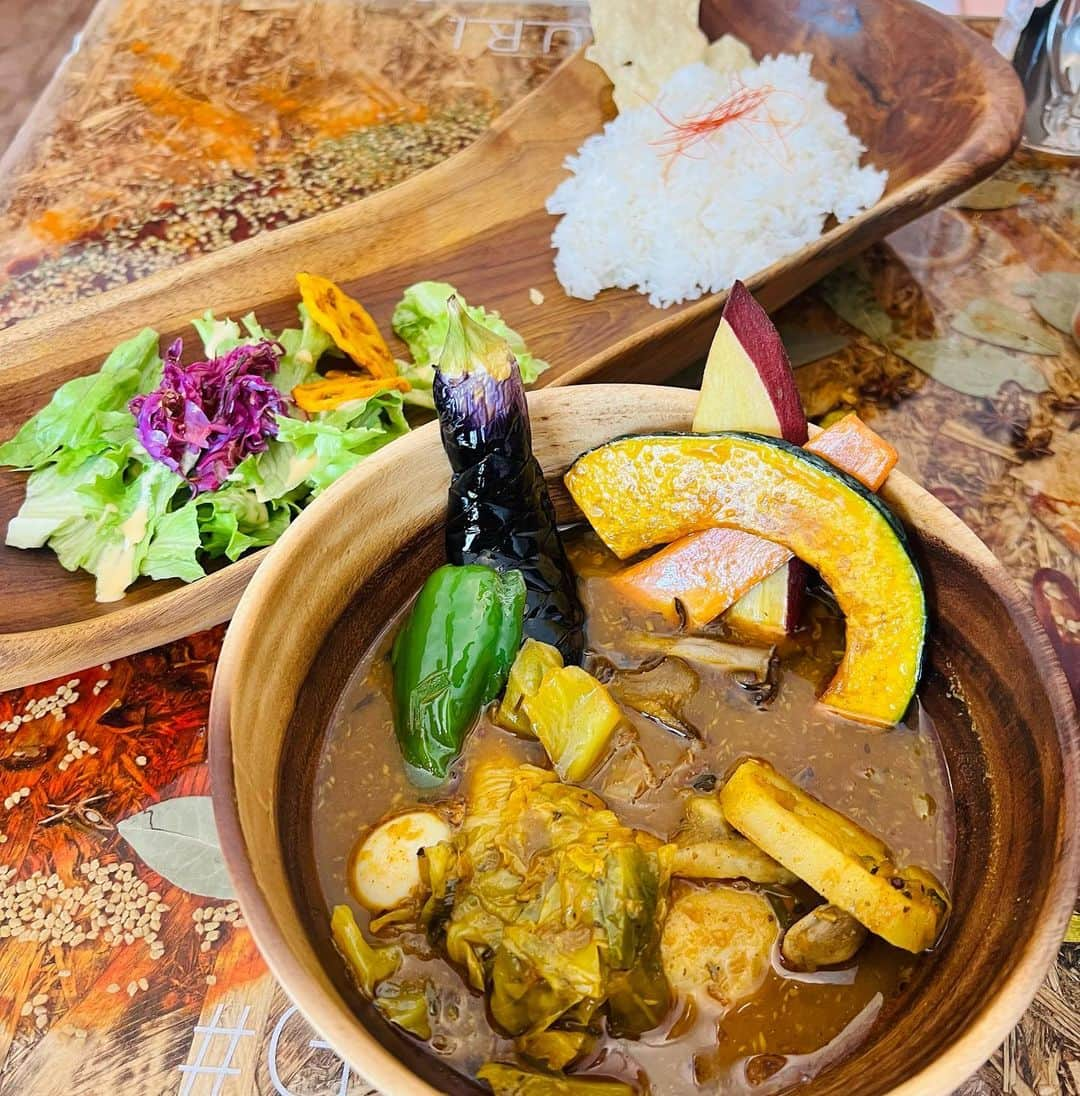 佐藤彩さんのインスタグラム写真 - (佐藤彩Instagram)「この夏にお店で食べたカレーたち🍛 幸せだった思い出をカメラロールで振り返ってみました！  開拓できたお店もあったし どれも個性が光っていて美味しかったなぁ☺️✨ .  番組でもお話ししましたが！ カレー大好きな私にとって待ちに待ったイベントが 金曜日から始まります！！  札幌カリーキングダム2023🍛✨✨ (@sapporo_curry_kingdom )  オータムフェストの期間中 大通西5丁目では、日替わりで1日4店舗のスパイスカレーが楽しめるのです😳！  イベントならでは！ あいがけできるのも嬉しい☺️  昨年は何度か(1人でも)通いまして！ 20種類ものスパイスカレーを味わいました😂🍛  これをきっかけに新規開拓できる喜びも🥹  今年は何種類味わえるかな🤔笑 今から楽しみです🙌  9月、私からスパイスの香りがしてくるかもしれませんね！笑  #カリーキングダム #札幌カリーキングダム #札幌カリーキングダム2023 #オータムフェスト #大通公園 #スパイスカレー #札幌スパイスカレー #札幌カレー #カレー好き #スパイスカレー好き #スパイスのある暮らし #最後の1枚は #雨竜沼湿原で食べたグリーンカレー #これも最高だった」9月3日 12時05分 - hbc_ayasato