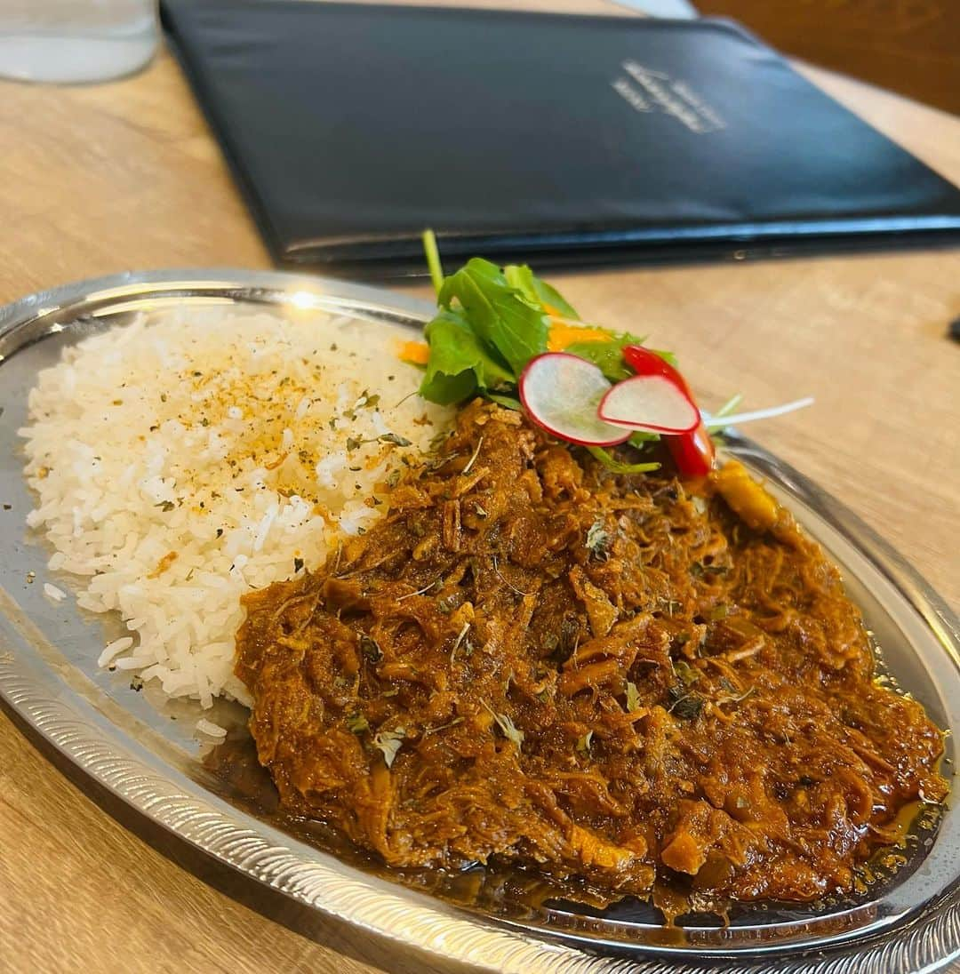 佐藤彩さんのインスタグラム写真 - (佐藤彩Instagram)「この夏にお店で食べたカレーたち🍛 幸せだった思い出をカメラロールで振り返ってみました！  開拓できたお店もあったし どれも個性が光っていて美味しかったなぁ☺️✨ .  番組でもお話ししましたが！ カレー大好きな私にとって待ちに待ったイベントが 金曜日から始まります！！  札幌カリーキングダム2023🍛✨✨ (@sapporo_curry_kingdom )  オータムフェストの期間中 大通西5丁目では、日替わりで1日4店舗のスパイスカレーが楽しめるのです😳！  イベントならでは！ あいがけできるのも嬉しい☺️  昨年は何度か(1人でも)通いまして！ 20種類ものスパイスカレーを味わいました😂🍛  これをきっかけに新規開拓できる喜びも🥹  今年は何種類味わえるかな🤔笑 今から楽しみです🙌  9月、私からスパイスの香りがしてくるかもしれませんね！笑  #カリーキングダム #札幌カリーキングダム #札幌カリーキングダム2023 #オータムフェスト #大通公園 #スパイスカレー #札幌スパイスカレー #札幌カレー #カレー好き #スパイスカレー好き #スパイスのある暮らし #最後の1枚は #雨竜沼湿原で食べたグリーンカレー #これも最高だった」9月3日 12時05分 - hbc_ayasato