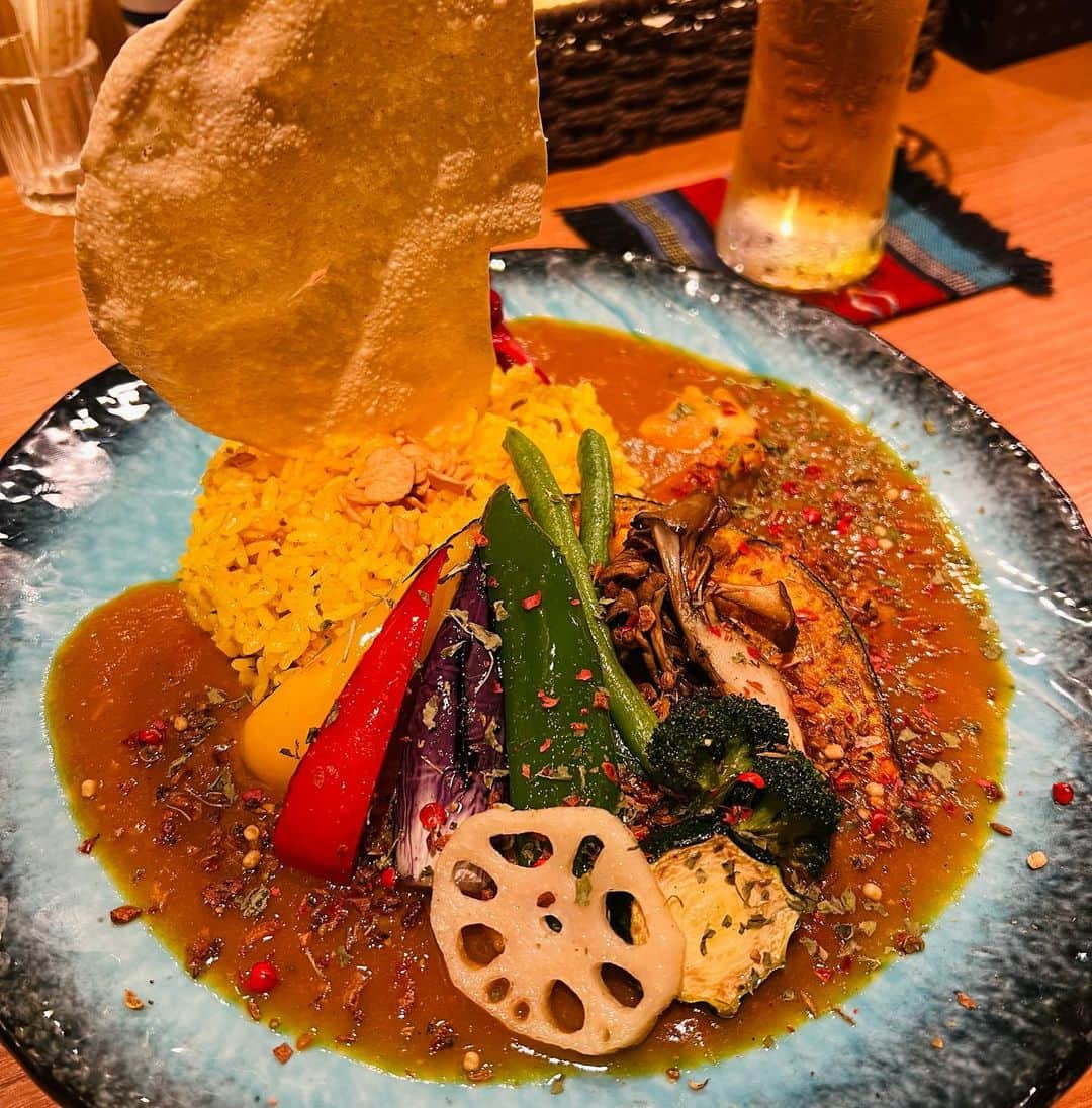 佐藤彩さんのインスタグラム写真 - (佐藤彩Instagram)「この夏にお店で食べたカレーたち🍛 幸せだった思い出をカメラロールで振り返ってみました！  開拓できたお店もあったし どれも個性が光っていて美味しかったなぁ☺️✨ .  番組でもお話ししましたが！ カレー大好きな私にとって待ちに待ったイベントが 金曜日から始まります！！  札幌カリーキングダム2023🍛✨✨ (@sapporo_curry_kingdom )  オータムフェストの期間中 大通西5丁目では、日替わりで1日4店舗のスパイスカレーが楽しめるのです😳！  イベントならでは！ あいがけできるのも嬉しい☺️  昨年は何度か(1人でも)通いまして！ 20種類ものスパイスカレーを味わいました😂🍛  これをきっかけに新規開拓できる喜びも🥹  今年は何種類味わえるかな🤔笑 今から楽しみです🙌  9月、私からスパイスの香りがしてくるかもしれませんね！笑  #カリーキングダム #札幌カリーキングダム #札幌カリーキングダム2023 #オータムフェスト #大通公園 #スパイスカレー #札幌スパイスカレー #札幌カレー #カレー好き #スパイスカレー好き #スパイスのある暮らし #最後の1枚は #雨竜沼湿原で食べたグリーンカレー #これも最高だった」9月3日 12時05分 - hbc_ayasato