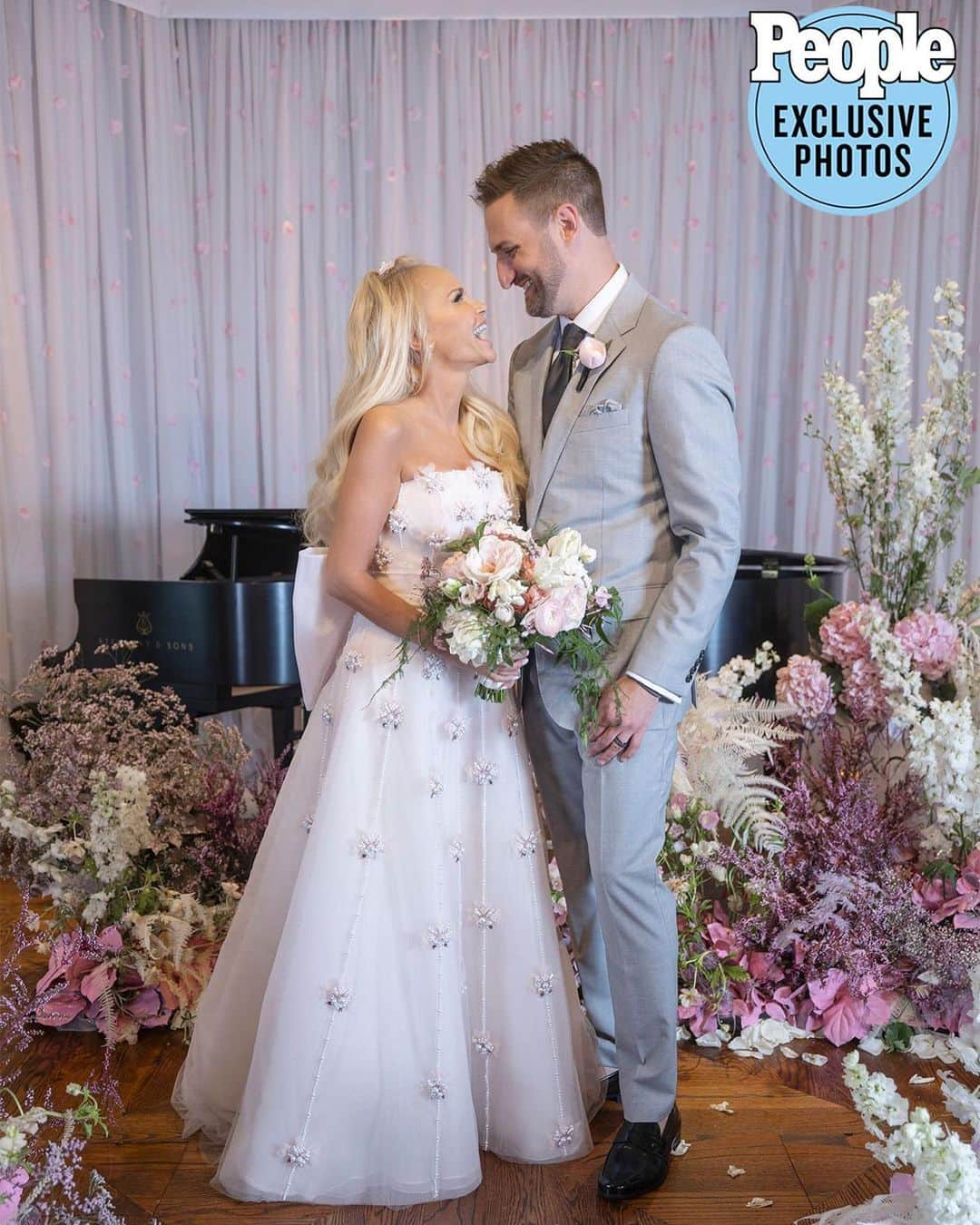 People Magazineさんのインスタグラム写真 - (People MagazineInstagram)「Kristin Chenoweth is married! 💍 The Tony and Emmy award-winning actress and singer said “I do” to her musician husband Josh Bryant in a romantic wedding ceremony in Dallas, Texas earlier today.  “I have been a self-proclaimed bachelorette my whole life,” Chenoweth tells PEOPLE. “I was never going to get married. I even got engaged before and couldn't do it. Until I met Josh. Then I was like, ‘Why would I ever let this guy go?’ I’m so blessed.”  Read up on all of the exclusive details by tapping the link in our bio! | 📷 : @dalebenfield」9月3日 12時07分 - people