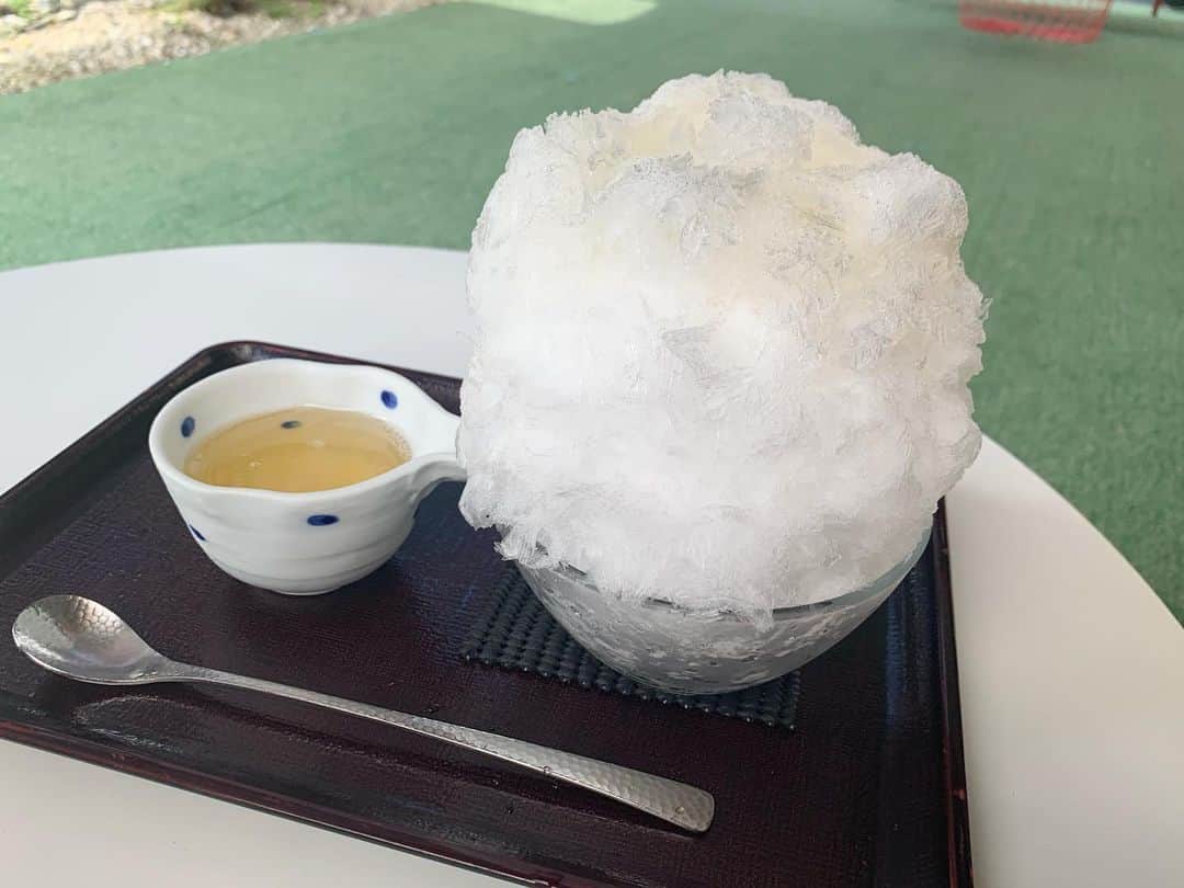 原田麻子さんのインスタグラム写真 - (原田麻子Instagram)「自家製梅  梅のかき氷だいすき。  屋外の日陰で、風が吹き抜けて気持ちいい。氷はすぐ溶けるので蜜は少しずつかけながら。  #かき氷#かき氷🍧#おやつ#ごはん#sweets#shaveice#神奈川」9月3日 12時07分 - achakoko