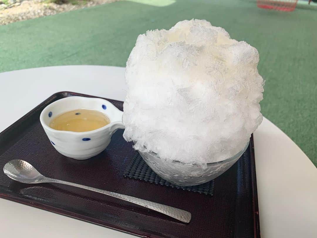 原田麻子のインスタグラム：「自家製梅  梅のかき氷だいすき。  屋外の日陰で、風が吹き抜けて気持ちいい。氷はすぐ溶けるので蜜は少しずつかけながら。  #かき氷#かき氷🍧#おやつ#ごはん#sweets#shaveice#神奈川」