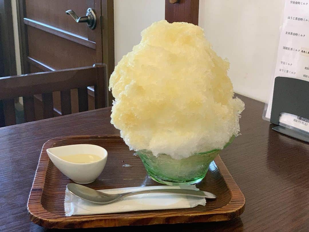 原田麻子のインスタグラム：「葉山しょうがのかき氷  毎年夏は葉山に行けるだけ行ってる。 ドライブじゃないといけない場所だし、海も好きだし、 夏しかかき氷やっていないし、 葉山にはサンダウナーさんもあるしなので、にいやんのおやすみの日にだまくらかして… 毎回同じコース、 しかも日の出園さんはほぼ2台しかない駐車場空いてないし近くにパーキングがゼロ&山の上なので遠くに停めて歩くのも無理で…  だいたい1人で食べて、その間にいやんにはしゃるをみながら仕事したりさてて、 本当にありがとうな上で成り立ってて、本当にありがとうございます  #かき氷#かき氷🍧#おやつ#ごはん#sweets#shaveice#神奈川かき氷」