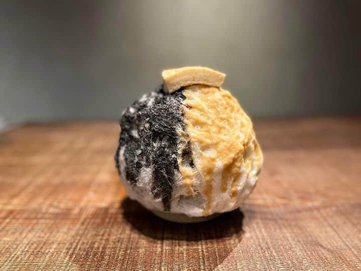 原田麻子のインスタグラム：「ごまづくし  監修しているコーヒーヴァレーのかき氷。 胡麻豆腐をお出汁と生姜入れて作るおかずとしての胡麻豆腐を合わせたのがポイント。 シロップは甘く仕上げて香ばしく。  #かき氷#かき氷🍧#おやつ#ごはん#sweets#shaveice#東京かき氷」