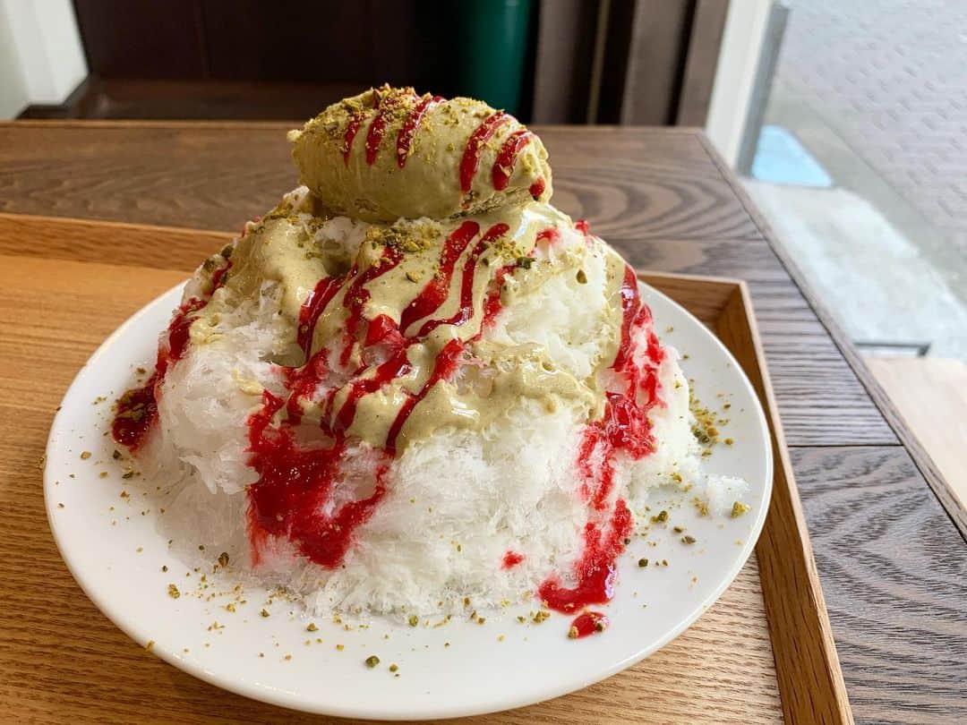 原田麻子のインスタグラム：「ピスターシュ  もう何度も食べてるけど飽きない。ピスタチオって飽きる味だと思うんだけど本当にこちらのピスタチオ美味しいから飽きない。  あとピスタチオアイス天才すぎる  #かき氷#かき氷🍧#おやつ#ごはん#sweets#shaveice#東京かき氷」