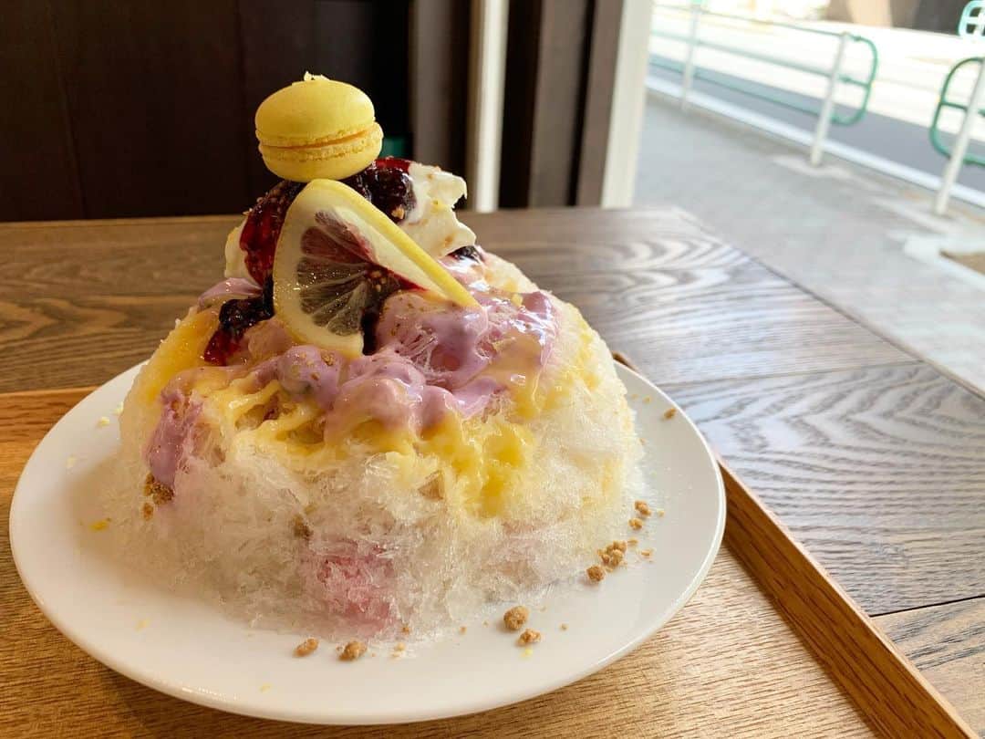 原田麻子のインスタグラム：「レモンとブルーベリーのフロマージュブラン  これも何度食べても美味しい。あんどかわいい。  ちびマカロンもちゃんとおいしいの。 さすがです  #かき氷#かき氷🍧#おやつ#ごはん#sweets#shaveice#東京かき氷」