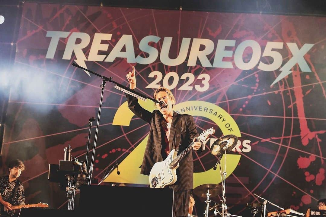 川上洋平さんのインスタグラム写真 - (川上洋平Instagram)「2年ぶりのTREASURE最高に気持ち良い空間でした 観てくれた人ありがとう  やっぱりトレジャーは激しいフェスだね 愛知県はそもそもそうだと思う MC中でもガンガン客席から雄叫びが鳴り止まない感じ　音楽に身を任せて自由に踊り狂う感じ  そこには恥ずかしいから、とか空気読めない、とか過剰なまでにお行儀を強いてくる“何か”を吹き飛ばしてくれるエネルギーがある  私はああいうライブが大好きです 本当にありがとう  愛知県またね そしてTREASURE20周年おめでとう　 これからもよろしくー🍤  last photo: me being a fake guru」9月3日 12時19分 - yoohei_alexandros