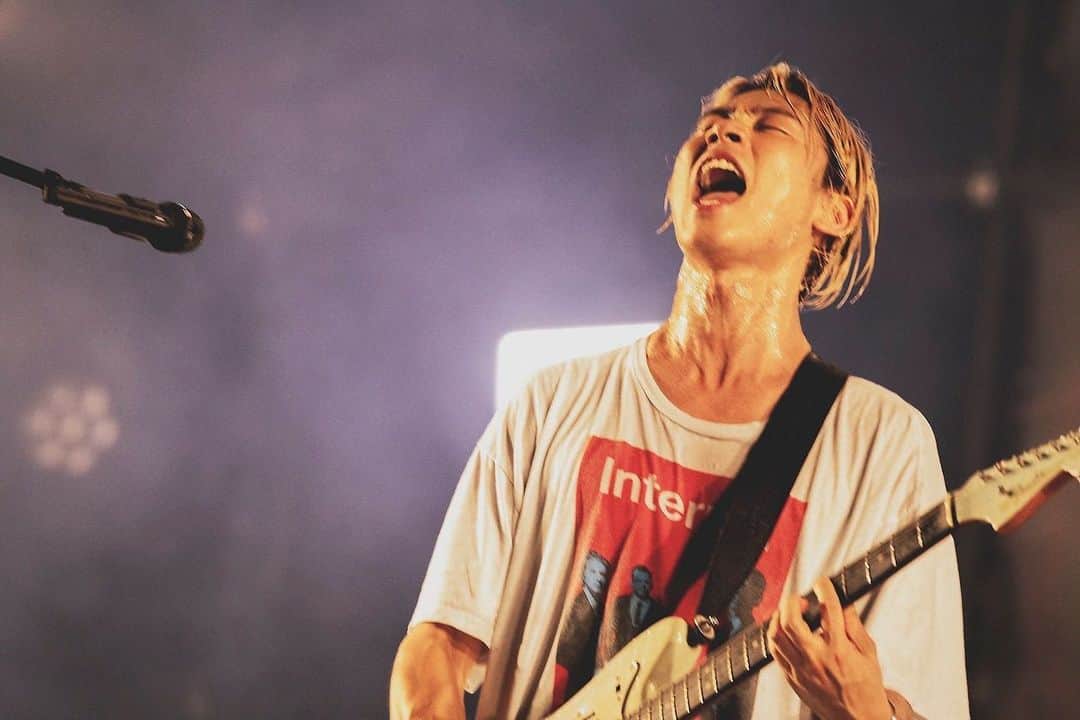 川上洋平のインスタグラム：「2年ぶりのTREASURE最高に気持ち良い空間でした 観てくれた人ありがとう  やっぱりトレジャーは激しいフェスだね 愛知県はそもそもそうだと思う MC中でもガンガン客席から雄叫びが鳴り止まない感じ　音楽に身を任せて自由に踊り狂う感じ  そこには恥ずかしいから、とか空気読めない、とか過剰なまでにお行儀を強いてくる“何か”を吹き飛ばしてくれるエネルギーがある  私はああいうライブが大好きです 本当にありがとう  愛知県またね そしてTREASURE20周年おめでとう　 これからもよろしくー🍤  last photo: me being a fake guru」