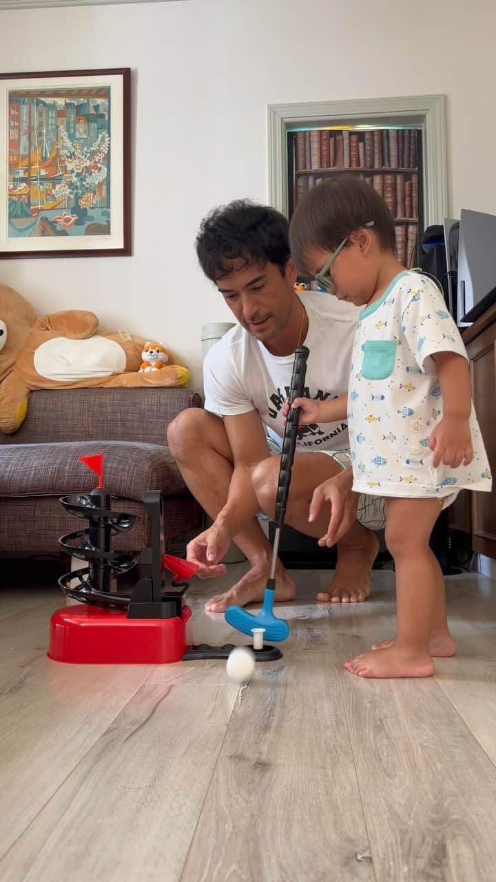 滝川ロランのインスタグラム：「Golf Debut🏌️‍♂️  #golf #debut  #dadandson #boy #ゴルフ #ゴルフベイビー  #1歳児 #父と息子 #共通のスポーツ」