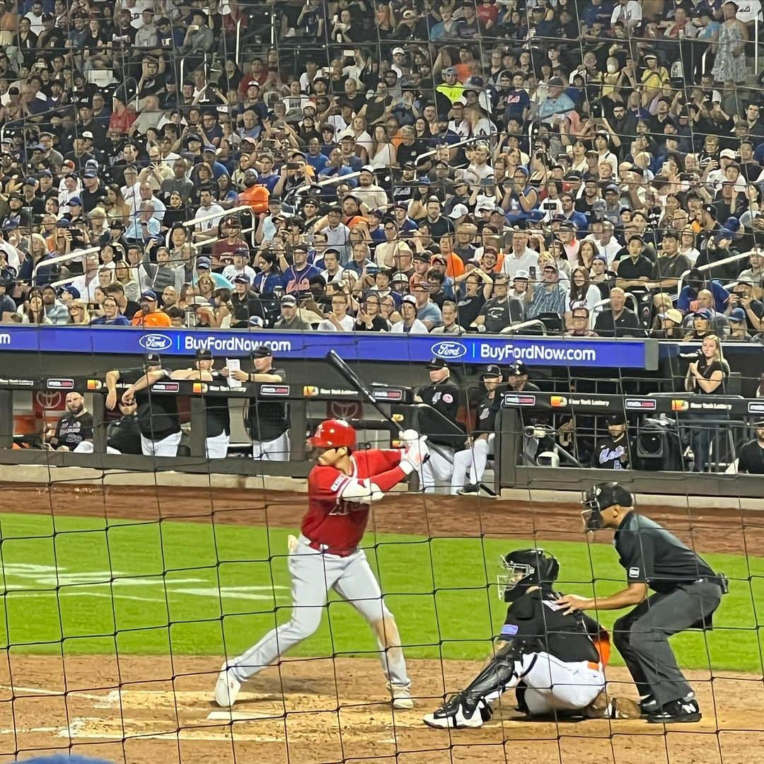 澤山璃奈さんのインスタグラム写真 - (澤山璃奈Instagram)「japan heritage night 🇯🇵 Mets 🆚 Angels⚾️ Senga vs Otani was so cool!!✨👻🦄 I had a great time❤️  ジャパンヘリテージナイトの日に大谷翔平選手が来ると聞いて、これは行くしか無い😍！と、この日の為にMLBショップでTシャツを買って観戦へ📣❣️  ギリギリまで天候や怪我が心配だったけど、無事に観れて良かった❤️！！ 日本人のお客さんがすごく多くてびっくり😳！ お友達も来てたり、NY来てから初めてこんな大人数の日本の人達に会って新鮮だった〜☺️  千賀選手と大谷選手の対戦は本当にかっこよくて、こんなに間近で観れて感激✨🥹  NYに来てからどんどん野球の楽しさがわかってきて嬉しいな🥰  🗽　#sawarina_ny   #海外移住 #アメリカ移住 #NY移住 #アメリカ生活 #NY生活 #NY #NYC #nylife #nyphoto #NYbucketlist」9月3日 12時12分 - rinasawayama