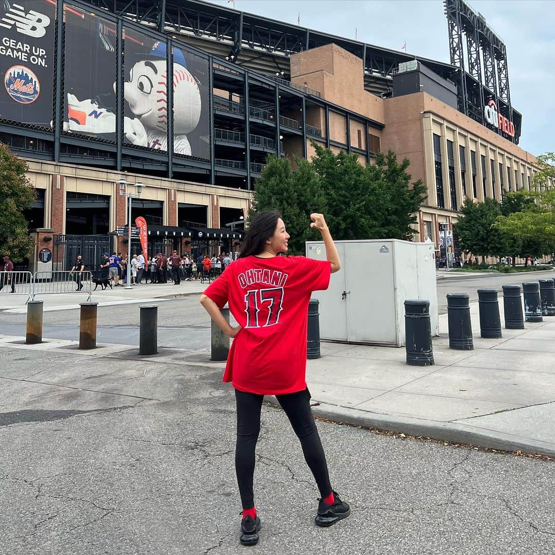 澤山璃奈さんのインスタグラム写真 - (澤山璃奈Instagram)「japan heritage night 🇯🇵 Mets 🆚 Angels⚾️ Senga vs Otani was so cool!!✨👻🦄 I had a great time❤️  ジャパンヘリテージナイトの日に大谷翔平選手が来ると聞いて、これは行くしか無い😍！と、この日の為にMLBショップでTシャツを買って観戦へ📣❣️  ギリギリまで天候や怪我が心配だったけど、無事に観れて良かった❤️！！ 日本人のお客さんがすごく多くてびっくり😳！ お友達も来てたり、NY来てから初めてこんな大人数の日本の人達に会って新鮮だった〜☺️  千賀選手と大谷選手の対戦は本当にかっこよくて、こんなに間近で観れて感激✨🥹  NYに来てからどんどん野球の楽しさがわかってきて嬉しいな🥰  🗽　#sawarina_ny   #海外移住 #アメリカ移住 #NY移住 #アメリカ生活 #NY生活 #NY #NYC #nylife #nyphoto #NYbucketlist」9月3日 12時12分 - rinasawayama