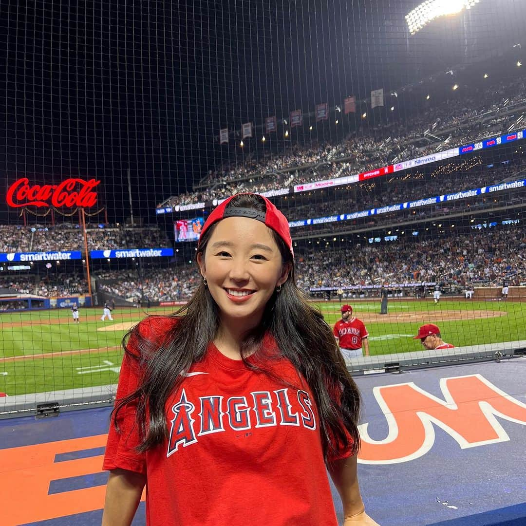 澤山璃奈のインスタグラム：「japan heritage night 🇯🇵 Mets 🆚 Angels⚾️ Senga vs Otani was so cool!!✨👻🦄 I had a great time❤️  ジャパンヘリテージナイトの日に大谷翔平選手が来ると聞いて、これは行くしか無い😍！と、この日の為にMLBショップでTシャツを買って観戦へ📣❣️  ギリギリまで天候や怪我が心配だったけど、無事に観れて良かった❤️！！ 日本人のお客さんがすごく多くてびっくり😳！ お友達も来てたり、NY来てから初めてこんな大人数の日本の人達に会って新鮮だった〜☺️  千賀選手と大谷選手の対戦は本当にかっこよくて、こんなに間近で観れて感激✨🥹  NYに来てからどんどん野球の楽しさがわかってきて嬉しいな🥰  🗽　#sawarina_ny   #海外移住 #アメリカ移住 #NY移住 #アメリカ生活 #NY生活 #NY #NYC #nylife #nyphoto #NYbucketlist」