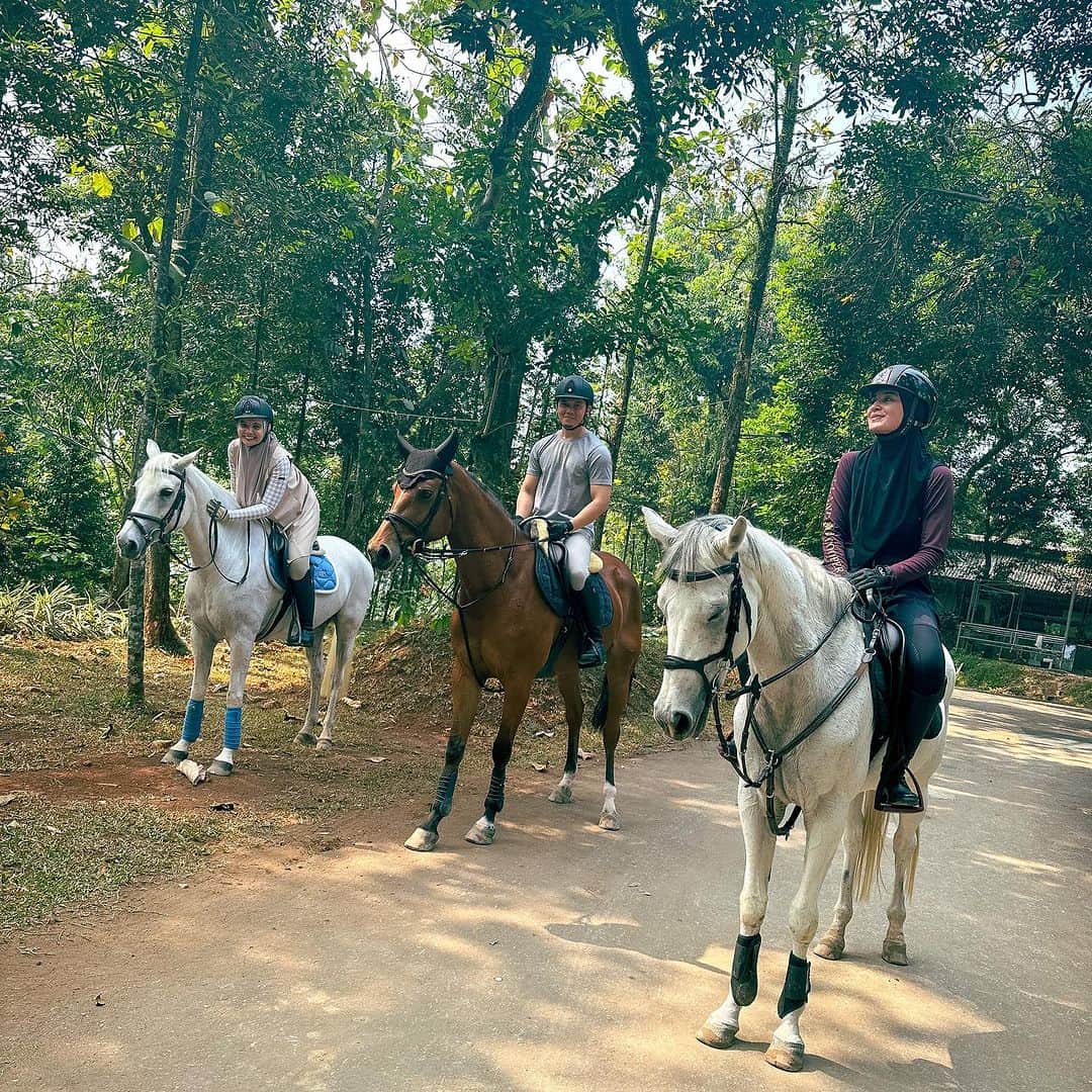 Zaskia Sungkarのインスタグラム：「🐴❤️ senengnya bisa berkuda bareng , tinggal wisnu ni」