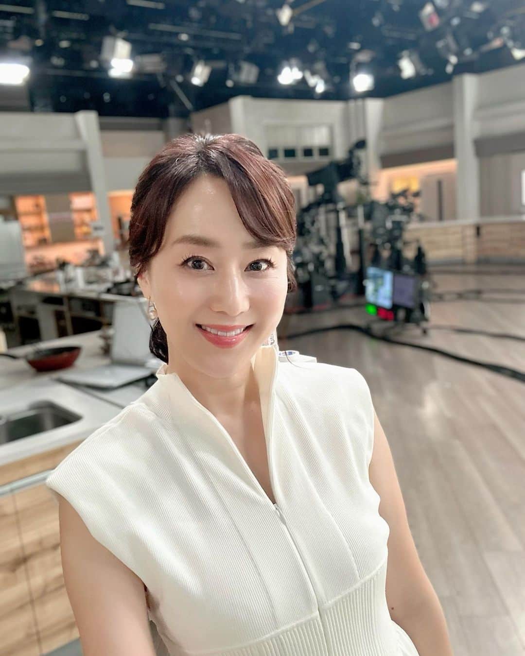 村上麻衣のインスタグラム：「ビューティーアドバイザーとして、QVCのゲスト出演させていただきました。  この商品は2度目の出演。 生放送で喋るお仕事は、本当に緊張します🥶  この「アパティア」は本当におすすめのピーリングゲルなんです。  実はいちどゲストのお仕事を「責任が重いから」とお断りしました‥。 でもその後に商品使ってみて、「えっ？これはすごい！このお値段でこんなに綺麗になるの？🤯✨」と感動し、 「やっぱりやらせてください」とお願いしたくらいなのです。  心から良いと思っているピーリングゲルなので、 もっと観てる方を惹きつけるような、お話ができたらいいなぁ。 今回は30分でしたが、次回は1時間なんです。 もっと研究しないといけませんね💪  お買い求めくださったお客様、 ありがとうございました。  髪の毛をキュッと結ぶと、 お仕事モードになる気がしています😊🎀  #お仕事#ビューティーアドバイザー #ビューティー #テレビのお仕事 #美容家 #モデル#美容#村上麻衣」