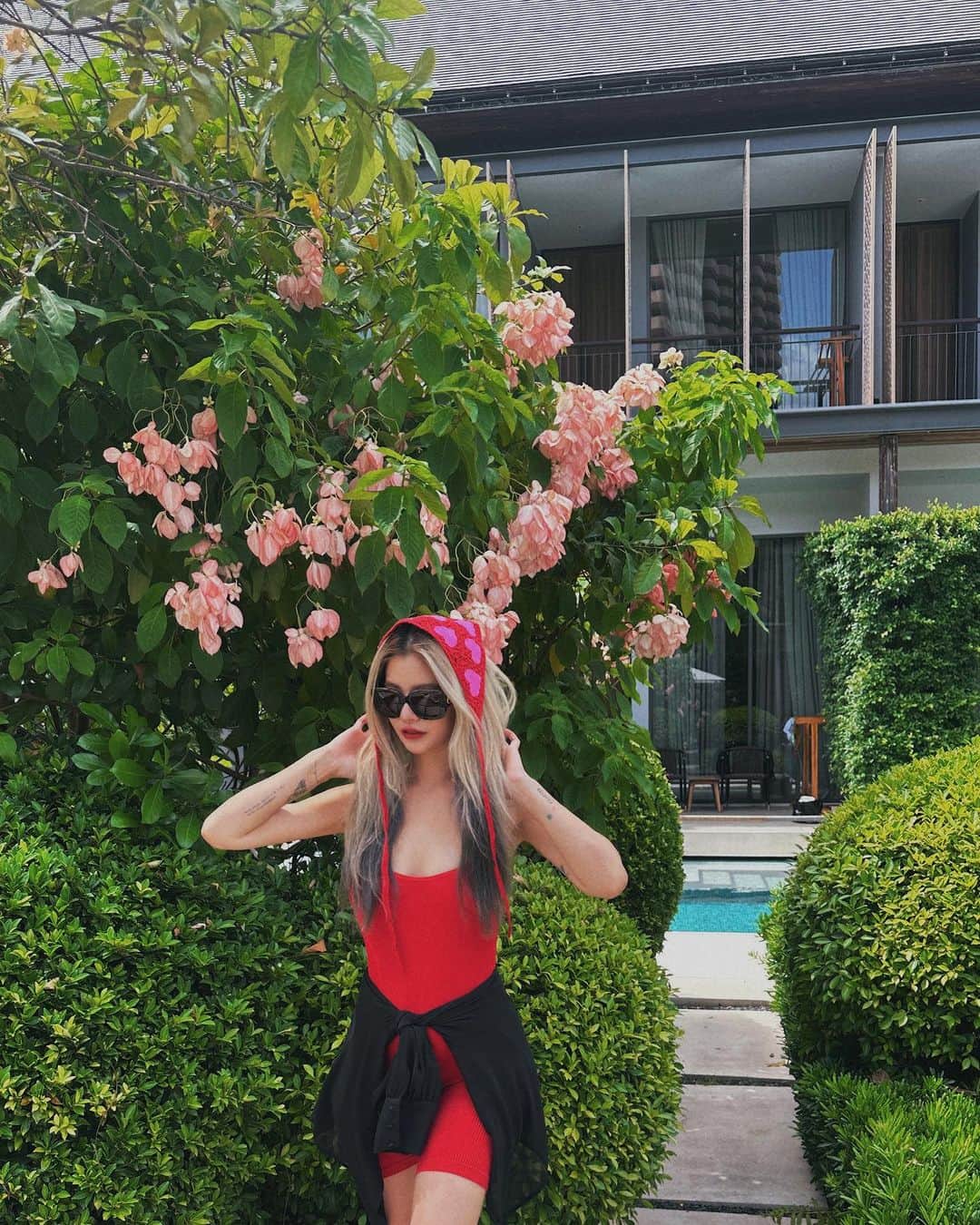 林咖安（Lyla）さんのインスタグラム写真 - (林咖安（Lyla）Instagram)「#redaesthetic   ❤️🍎🌹💋🍒  我終於圓了一個紅色的夢想🤣  前天去機場之前才開始收行李 然後因為事情太多太煩躁所以亂帶一通😅  我給自己的收拾目標就是：  「 把在台北無法穿的衣服拿去曼谷穿😂 」  然後瞬間就收完行李了🧳😂 Done ✔️   #bangkok  #summertime  #villadevabangkok」9月3日 12時16分 - _______lyla_______