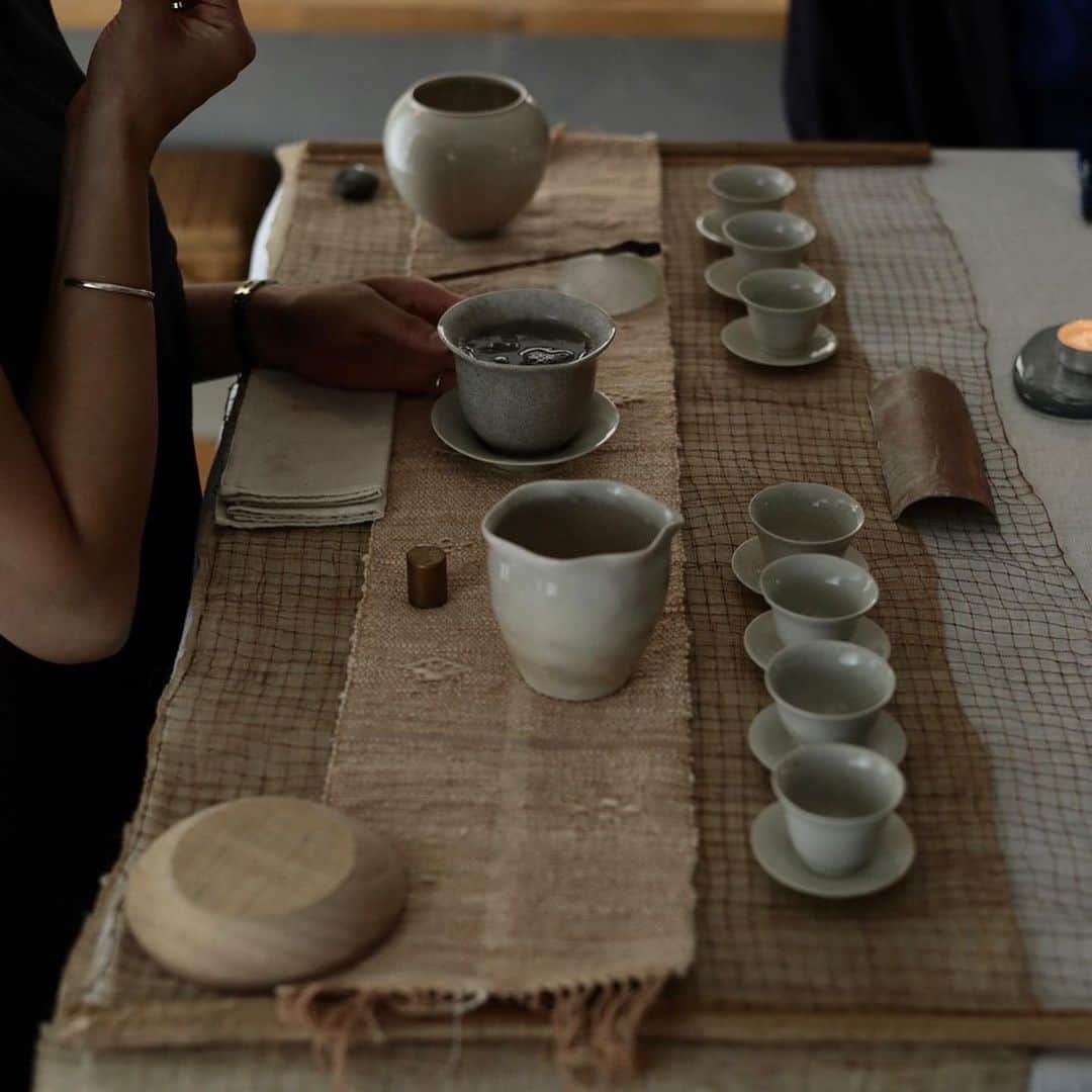 中本千尋さんのインスタグラム写真 - (中本千尋Instagram)「D i s h ( e s ) Special Lesson #.02 中国茶  流れていくような日々。 ふと深呼吸をしながら、自分だけのための時間。 香りと味覚を最大限に研ぎ澄ませて。  中本千尋が10年前から通う中国茶サロンの丸山さんをお招きした、中国茶会。 . 中国茶、台湾茶とは。 世界のお茶の種類や特徴、歴史なども簡単にレクチャーいただきました。  また、お茶だけでなく、季節の設えや器と美しい時間を共に。 私のキャロットケーキともお楽しみいただきましました。 . . ゲストの皆様のテキストがメモで黒くなるくらい学びある時間でした。 また人数が集まりましたら開催したいですね。 ありがとうございました。  丸山　紗加　　suzuka MARUYAMA Sobae 主宰 @sobaetea  学生時代に訪れた香港にて中国茶の香り、体に働きかけるものに魅せられ中国茶を学びはじめる。 茶の背景にある文化、歴史、喫茶、暮らしを求め中国、台湾、香港へ年に数回渡航する。 茶作りや茶畑、現場の空気を体感したく渡中。息が乱れ、おしりや膝がわらうような過酷な地で、生産者が大変な作業と時間を費やし作られている現場を目撃し、普段茶缶をあけて、器に茶葉をいれ、湯をおとし、いとも簡単に飲んでいる茶は、天と地と人との集大成である事を忘れてはいけないと心に決める。 2007年より大阪府豊中市のカフェにて中国茶・台湾茶教室Sobaeを始動。 2009年より大阪府豊中市にある築100年余りの元々は納屋だったであろう建造物をリノーベーションし茶事空間に仕立てる。かつて農にまつわる作業は茶事へ、畑道具は茶道具へ姿を変えて中国茶・台湾茶教室を開催する。 現在は大阪、東京、葉山にて茶教室を開催。 作家展示会において茶事、カフェ、ギャラリー、レストランなどでworkshopや従業員セミナーなどを行う。 . . Photo  @_mayamasuda_  . . 次回はどんな学びを楽しもうかな。 『文字』をテーマに開催したいと思っています。 よろしくお願い致します。」9月3日 12時16分 - chihiro_nakamoto