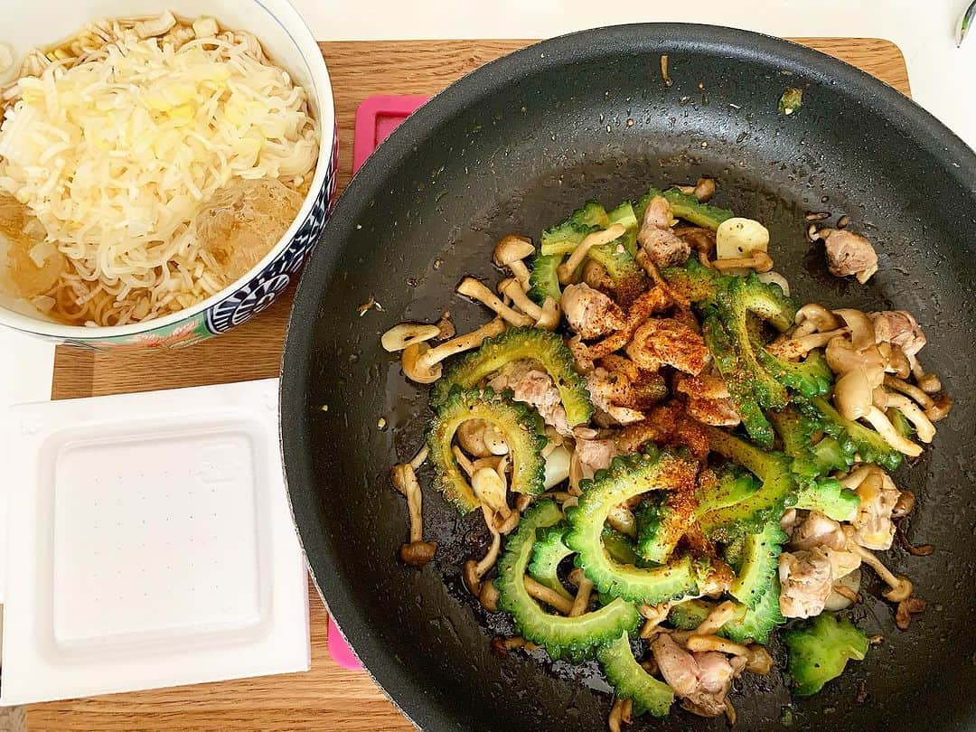 畑喜子のインスタグラム：「餃子のあまりの皮で作った生そうめんってのが売ってたので買って食べて見た😋 これは美味しい🤤 ゴーヤとしめじが安かったので親鳥と一緒に炒めました👍 #家飯」