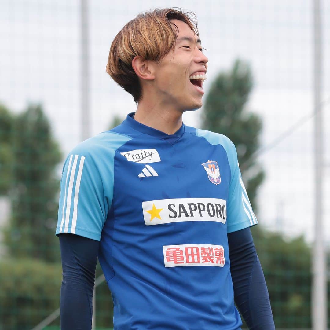 アルビレックス新潟のインスタグラム：「選手の練習風景をお届け❣ 今日の二人目は＃渡邊泰基選手🌈 練習に全力で取り組む姿カッコイイ✨ 何枚目の渡邊選手が好きですか❓ #albirex ＃#アルビレックス新潟」