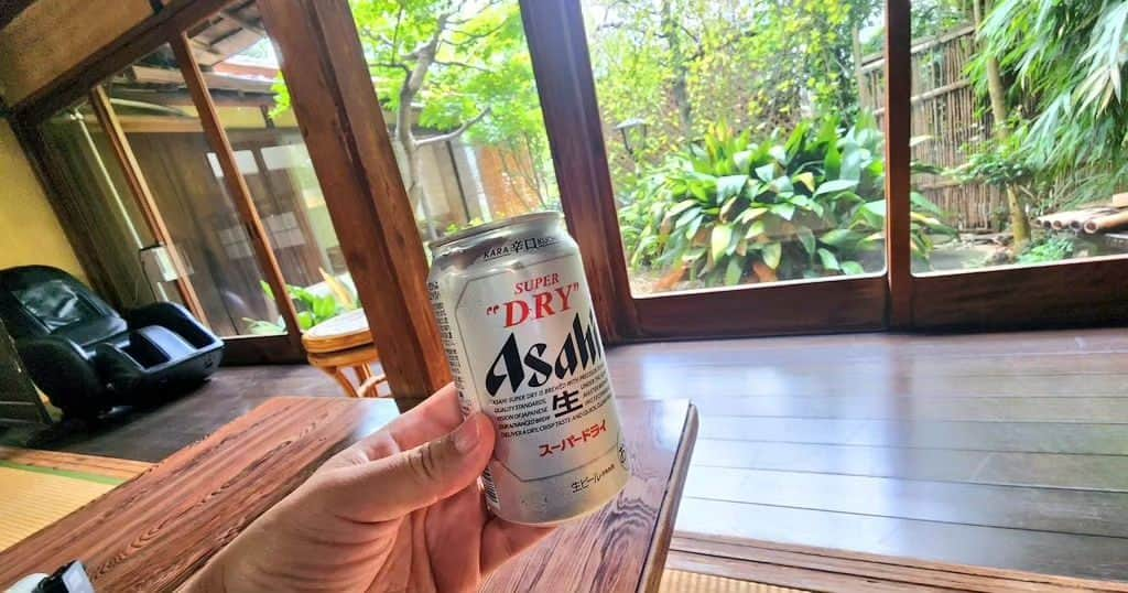 ケニチのインスタグラム：「熱海で呑んでます🍺 動画は後日YouTubeでアップさせて頂きます‼️ #熱海　#青春18きっぷ　#温泉　#昼飲み　#ケニチ」