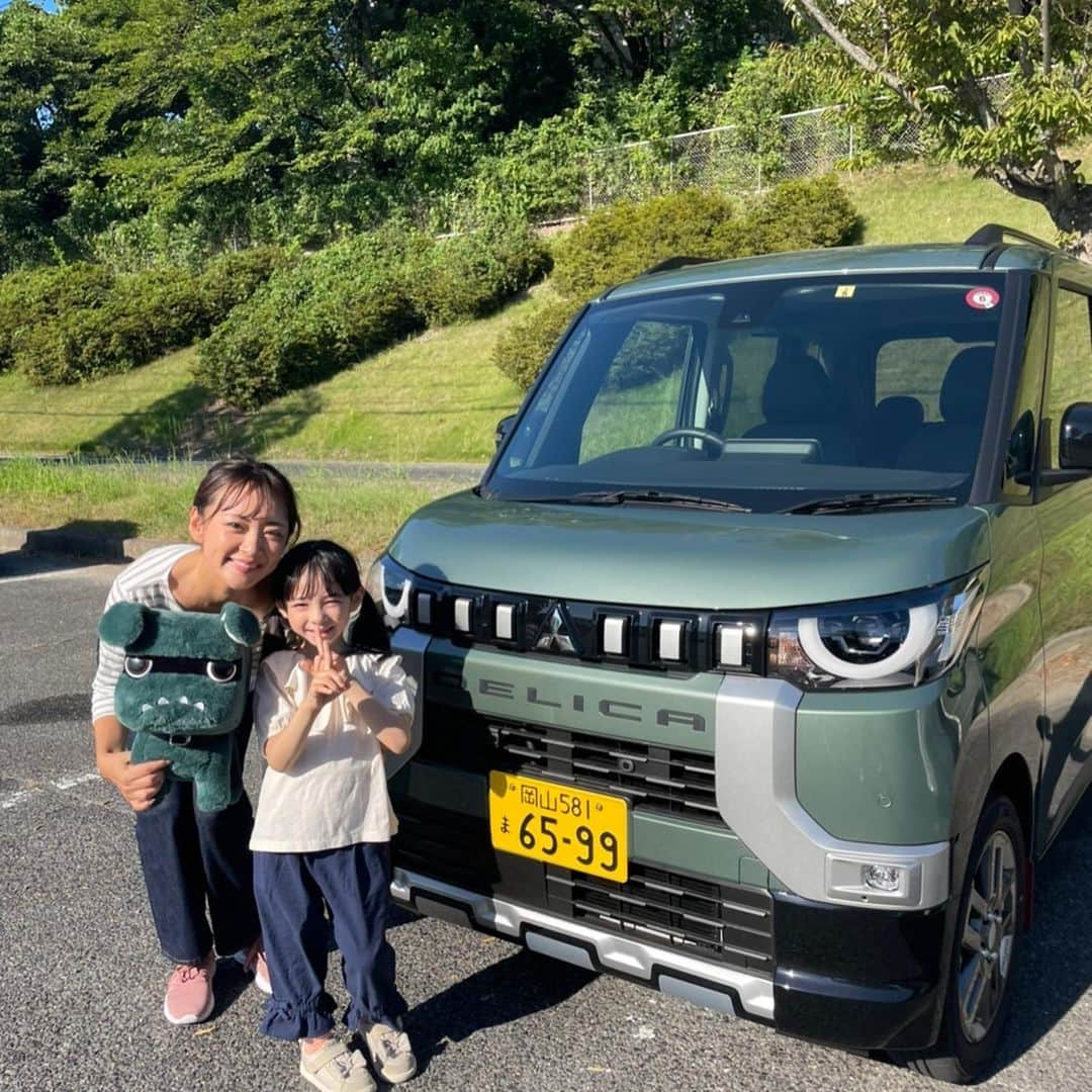 みかんさんのインスタグラム写真 - (みかんInstagram)「この度、三菱自動車さんの 「新型デリカミニ」のインフォマーシャルに出演させて頂いてます✨ なんと‼️なんと‼️ わたくしみかん🍊 ものまね一切なし！(笑)(笑)(笑) 優しいママとして出演してるんですよぉ〜〜〜💦😂  子役のすみれちゃんがずっと「みかんお母さん🍊」と言ってくれて、呼び名が新鮮でした🫶 めちゃ可愛いし嬉しかったな〜💕 我が子には流石にみかんお母さんって言わないもんね😂  実は撮影日はなかなかの暑い気温で☀️😵💦 本当に過去一ってぐらいの猛暑🌞 でしたが現場の皆さんとても明るくナイス連携プレーですごく楽しく撮影させてもらいました❤️  運転もやっぱ小回りがきいてて、運転しやすいしミニって最高だなぁ〜って改めて思いました👏 中は広々で荷物がたぁ〜くさん乗るのよね👌 驚いたのは荷物などで両手が塞がっていてもフットセンサーなるものが付いているから、乗り降りがすごく便利✨ お子さんがいる家庭は荷物が多くなるから凄くオススメだね😉 本当凄いので是非、試乗車でもいいので乗ってみてほしいなぁ🫶  写真は西日本三菱自動車販売・岡山店からお借りしたデリカミニと一緒に撮影させていただきました～✌️✌️✌️ デリ丸が超〜可愛いでしょ😏  今回、中国・四国地方で9/5〜9/27までの間放送されますので、 皆さん是非チェックしてみてくださいね🍊🤗  #三菱自動車 #新型デリカミニ #インフォマーシャル #運転しやすい #小回りきく #荷物も沢山乗るよ #是非皆さんにも乗ってほしい #PR」9月3日 12時46分 - mikan02241984