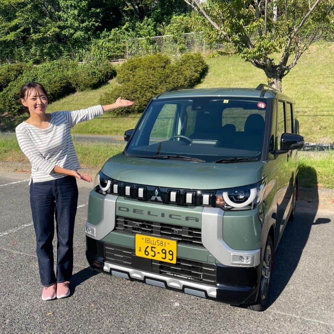 みかんさんのインスタグラム写真 - (みかんInstagram)「この度、三菱自動車さんの 「新型デリカミニ」のインフォマーシャルに出演させて頂いてます✨ なんと‼️なんと‼️ わたくしみかん🍊 ものまね一切なし！(笑)(笑)(笑) 優しいママとして出演してるんですよぉ〜〜〜💦😂  子役のすみれちゃんがずっと「みかんお母さん🍊」と言ってくれて、呼び名が新鮮でした🫶 めちゃ可愛いし嬉しかったな〜💕 我が子には流石にみかんお母さんって言わないもんね😂  実は撮影日はなかなかの暑い気温で☀️😵💦 本当に過去一ってぐらいの猛暑🌞 でしたが現場の皆さんとても明るくナイス連携プレーですごく楽しく撮影させてもらいました❤️  運転もやっぱ小回りがきいてて、運転しやすいしミニって最高だなぁ〜って改めて思いました👏 中は広々で荷物がたぁ〜くさん乗るのよね👌 驚いたのは荷物などで両手が塞がっていてもフットセンサーなるものが付いているから、乗り降りがすごく便利✨ お子さんがいる家庭は荷物が多くなるから凄くオススメだね😉 本当凄いので是非、試乗車でもいいので乗ってみてほしいなぁ🫶  写真は西日本三菱自動車販売・岡山店からお借りしたデリカミニと一緒に撮影させていただきました～✌️✌️✌️ デリ丸が超〜可愛いでしょ😏  今回、中国・四国地方で9/5〜9/27までの間放送されますので、 皆さん是非チェックしてみてくださいね🍊🤗  #三菱自動車 #新型デリカミニ #インフォマーシャル #運転しやすい #小回りきく #荷物も沢山乗るよ #是非皆さんにも乗ってほしい #PR」9月3日 12時46分 - mikan02241984