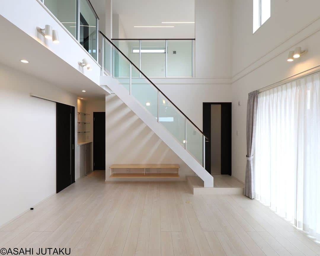 朝日住宅株式会社さんのインスタグラム写真 - (朝日住宅株式会社Instagram)「《リビング》 吹き抜け周りの階段や2階ホールの腰壁を ...