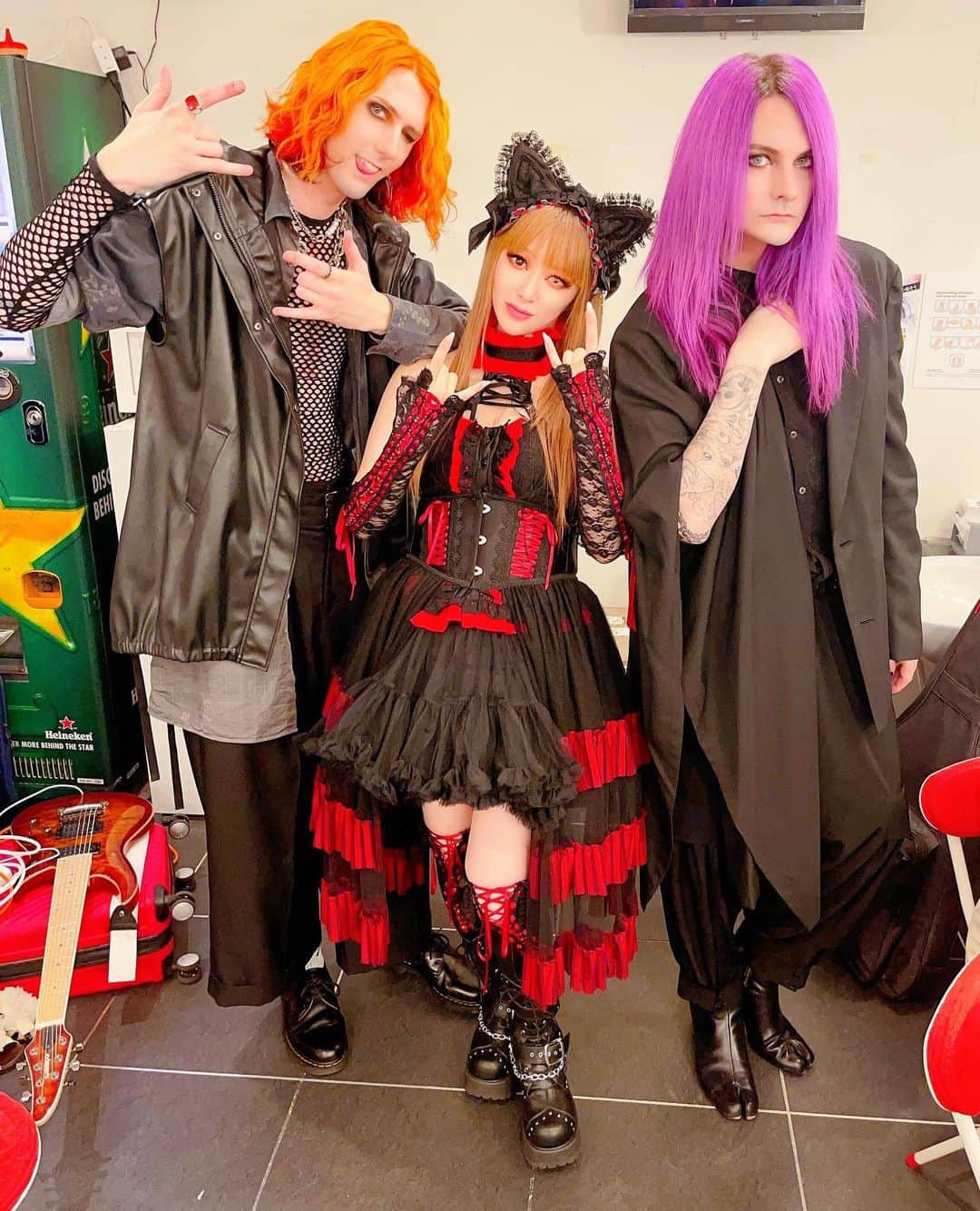 田中理恵のインスタグラム：「赤羽ReNY alpha アニソン・ゲーソンサミット 「電脳DIVE Vol.11」 Uz:ME出演ステージ無事に終了！ 会場で応援してくださった皆様、（沢山ライト持って応援してくれてありがとう！）そしてXのほうで応援メッセージ下さった皆様、本当にありがとうございます❤️‍🔥 新曲二曲いち早くライブでお披露目しましたがリリースも楽しみにしていて下さいね🤘✨  本当にありがとうございました✨」