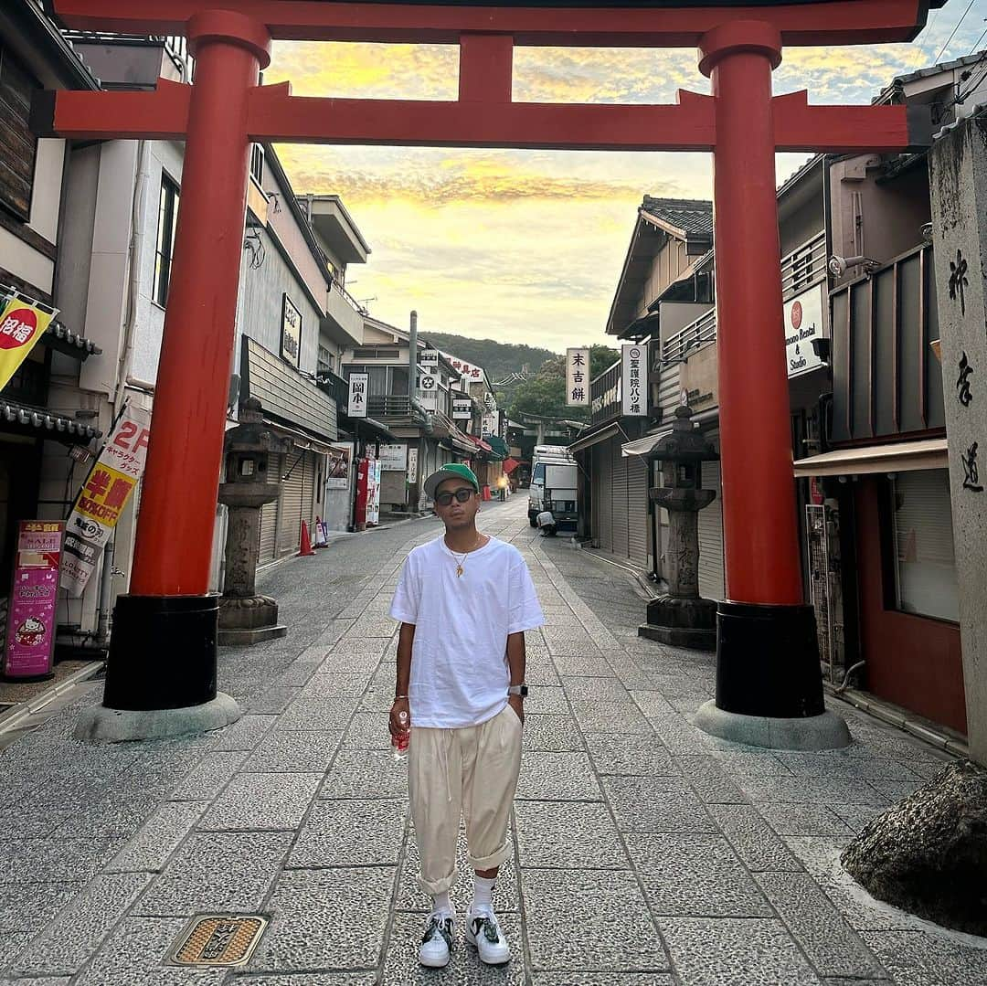 DJ HALのインスタグラム：「伏見稲荷参拝⛩️ 9月1日大安 ドーベルマンインフィニティー Dogg Run 開幕日👍🏾早朝6:00  「寝ずに登ったのー？」言われますが キャラ的にありがちですが 深夜2時寝5時起きで行きました😅  今回が2回目で初めて登った時は何も知らずで 左周りで登ってしまいました😱 これは間違えみたいで 今回はしっかり右回りで👌🏾  覚悟して登ったのですが 前回よりもだいぶ楽でした👍🏾  「よっしゃー後半分かなーっ」 て思った場所が頂上🔥  伏見稲荷参拝 ありがとうございました🙏🏾  Tシャツは下ろしたての ファミリーマートTです👍🏾 #ファミリtシャツ #1000円 #伏見稲荷」