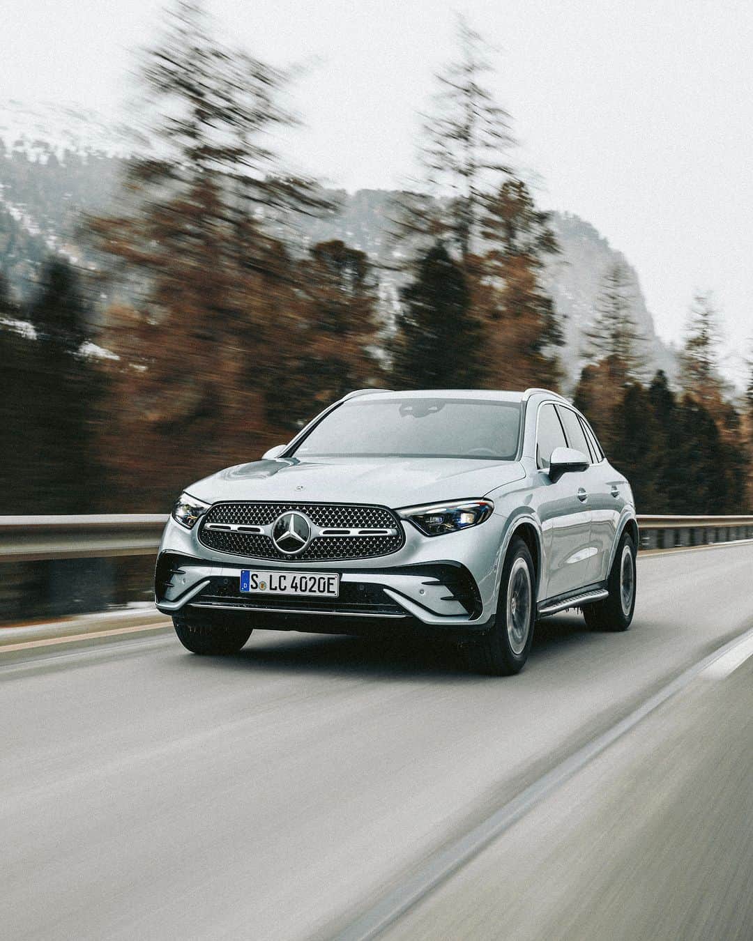 Mercedes-Benz Thailandのインスタグラム：「🚘 Take your time and enjoy the view! 🏔️  วันหยุดนี้ได้เวลาออกเดินทางไปกับ Mercedes-Benz GLC 350 e 4MATIC AMG Dynamic ด้วยนวัตกรรมใหม่ช่วยเพิ่มประสิทธิภาพการควบคุมรถจากระบบ OFF-ROAD Engineering Package ที่มาพร้อมกล้องรอบคันแบบ 360° แสดงภาพเสมือน ที่ช่วยให้การเดินทางท่องเที่ยวของคุณราบรื่นและสนุกได้อย่างเต็มที่   *อุปกรณ์บางส่วนในภาพอาจแตกต่างจากที่จำหน่ายจริง โปรดตรวจสอบรายการอุปกรณ์ของรถยนต์แต่ละรุ่นที่ผู้จำหน่ายฯ อย่างเป็นทางการทั่วประเทศ​​  📷 kenozache (IG)​ for #MBcreator  #GLC #SUV #PlungInHybrid #MercedesBenz #MercedesBenzThailand」