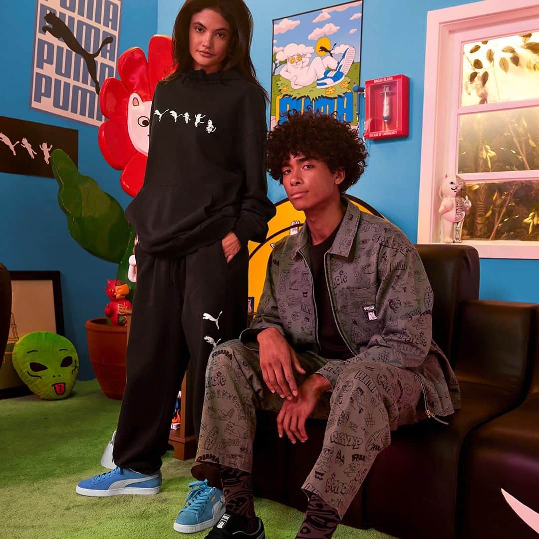 のインスタグラム：「・ 【Recommend】  「PUMA x RIPNDIP」”Apparel Collection”  RIPNDIP（リップンディップ）」は、ロサンゼルスを拠点とするストリートファッションブランドです。 「PUMA x RIPNDIP」は、プーマの代表的なシルエットに特別なグラフィックを施したアパレル、シューズ、アクセサリーのコレクションです。 アパレルは、セットアップのツイルシャツやツイルパンツ、カットソーを中心に、「RIPNDIP」のロゴや陽気な「RIPNDIP」のキャラクター “Lord Nermal（ロード・ナーマル）”など、全体的にポップなデザインをあしらった遊び心のあるデザインが特徴です。 また、フーディーとスウェットパンツに加え、3 種類のユニークなグラフィックT シャツも登場します。 一部のアイテムでは、ロード・ナーマルが“キャットロゴ”に変身するグラフィックを施しています。  https://www.abc-mart.net/shop/e/ePURPDP/   #abcmart #abcマート #ABCGS #PUMA #ripndip」