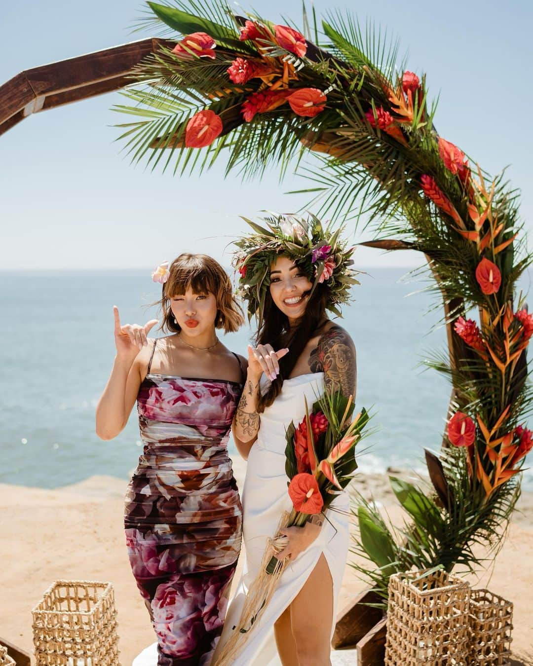 Akinaのインスタグラム：「Big sissy’s wedding 🤍  I’m so happy for Asami and the love she’s found with her husband, Atreyu. (She’s truly my other half so we’re sharing lol)   No matter the distance or time spent apart you’ll always be my bunk bed buddy giggling until the morning, or my living room dance partner for family gatherings, and even my biggest lash out fighting over who that shirt actually belonged to 😪 but all jokes aside, Asami is the kindest person you’ll ever meet. She taught me to be caring to those in need and spread love to everyone. I’m so lucky to have such a beautiful, radiant sissy to look up to ❤️  I love you with alllll my heart and I’m so excited to see the future you two create together. You guys radiate happiness and positive energy everywhere you go and I know you’ll make change. I love you guys!!!  Congratulations you two 💍🤍  姉の結婚式に行きました。晴れ姿を見る事ができ感動と人生で1番幸せな一日を過ごすことが出来て感謝🥲 いつも私のことを全力で守ってくれるお姉ちゃん 素敵なお相手を見つけて、結婚する姿を見て、1日涙が止まりませんでした🥹 2人の前向でポジティブな考え尊敬する素敵なカップル、いつも周りの人達を笑顔にしてくれる私の大好きな姉❤️ 私の姉は家族、友達思いで沢山のひとの心にインパクトを与える素敵な姉💓 ずーっとお幸せに😘 2人だーーーーい好き🌺  @chibi_changa  @grateful__livin」