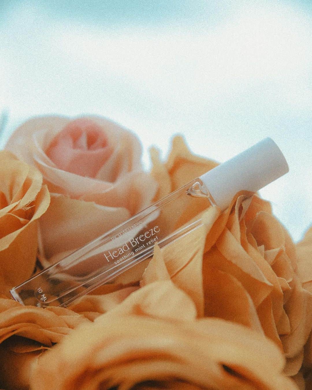 ジュリア バレットのインスタグラム：「Officially can’t live without this product. @hellorichbeauty available now.」