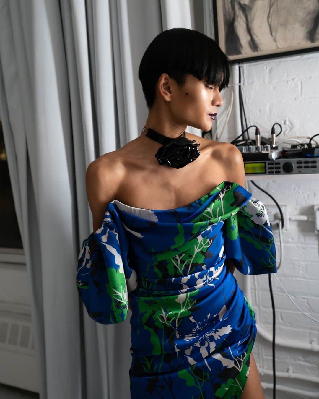 プラバルグルンのインスタグラム：「Blooming Beauty⁠ ⁠ Cowl Neck Side Ruched Dress in Cobalt Multi from the Pre-Fall 2023 collection⁠ ⁠ Photo by @raelyks」
