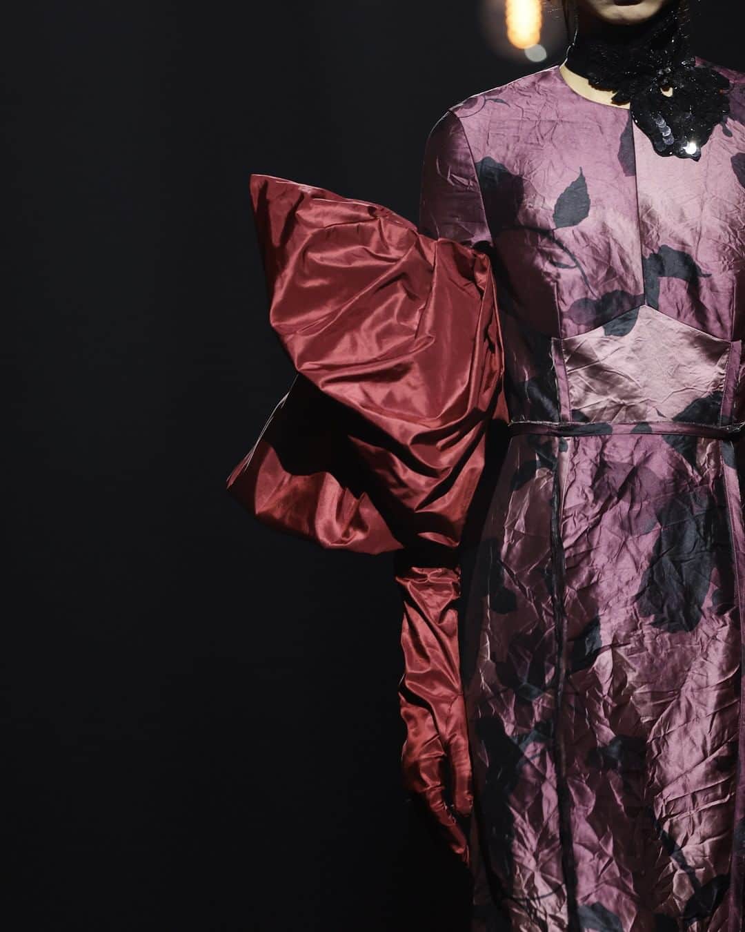 アーデムさんのインスタグラム写真 - (アーデムInstagram)「#ERDEMAW23 - Details of the long sleeved dress with fluted hem in petal pink floral print metallised crushed satin.  Styling @olaoluebiti Photography @jasonlloydevans Model @hezhizhi_   #ERDEM」9月4日 0時00分 - erdem