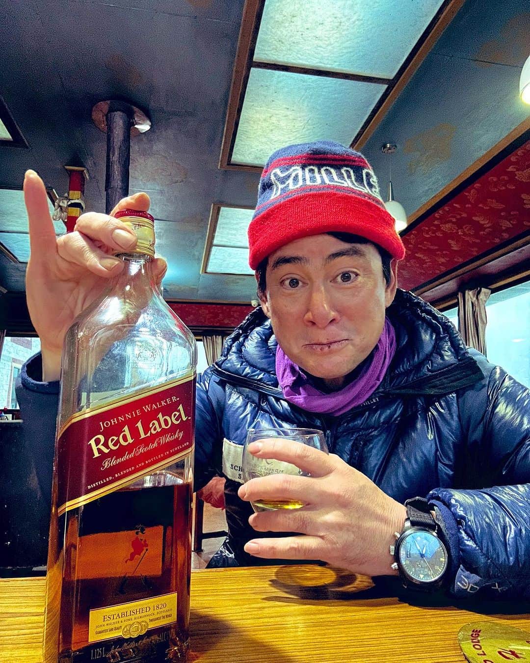 野口健のインスタグラム：「ゴーキョ村のロッジも20年来のお付き合い。あの頃は小さな小さな小屋でしたが、今では4回建。もう、ビックリ。ロッジの親父さんがウィスキーを持ってきて…ロキシー以外、あまり飲んでいなかったので、胃が燃える。  ヒマラヤの高所トレーニングを開始して13日目。もう、後半戦です。しかし、顔もボロボロ。最近、鏡も見ていないから写真見てあちゃー  カトマンズで5日間のステイ。それから先は… 考えない、考えない。まずはカトマンズで床屋にマッサージ。以前からお世話になっている日本人の整体師さん。  #野口健 #ゴーキョ」
