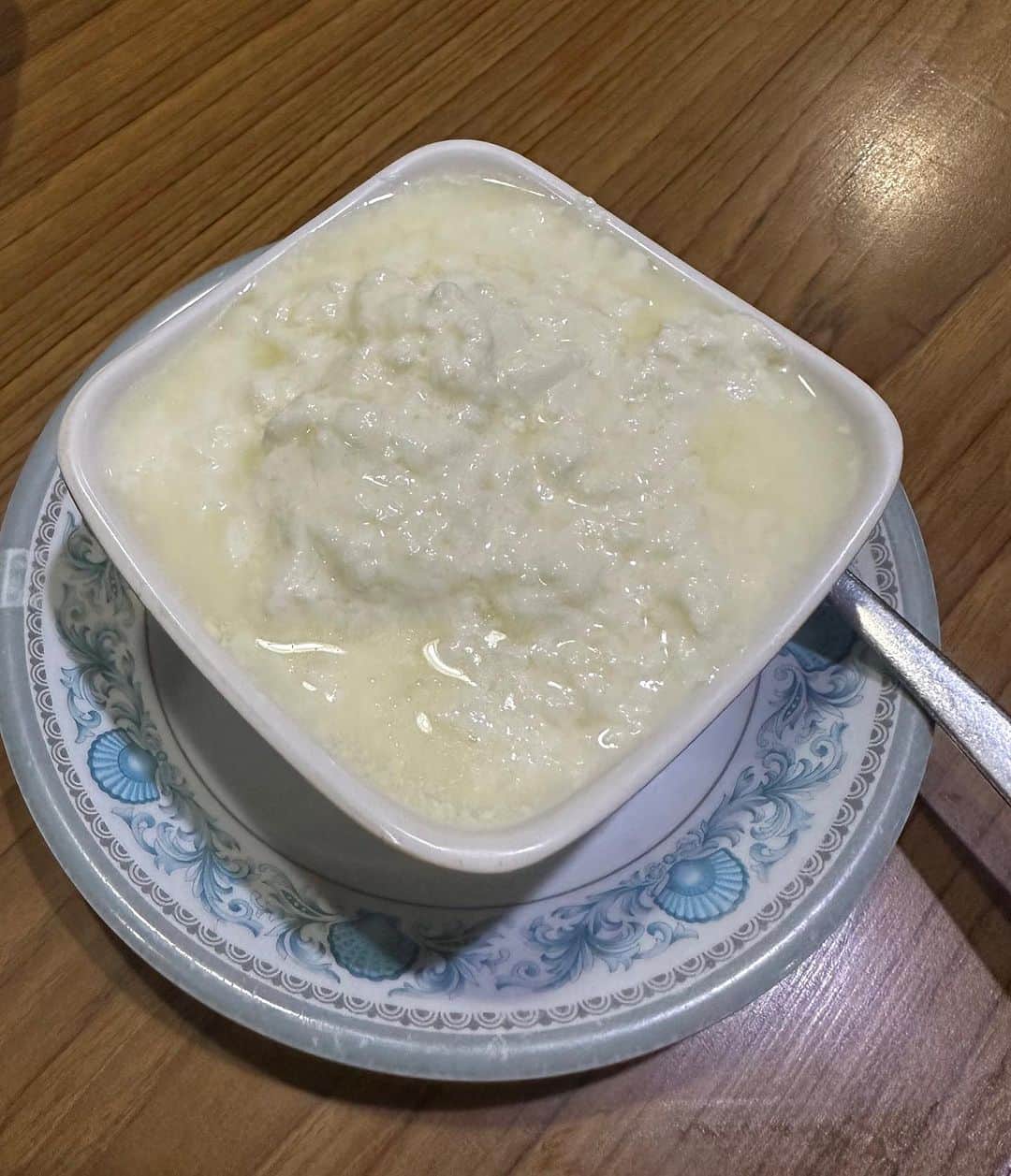 野口健のインスタグラム：「ヤク（厳密には雌なのでナク）のヨーグルトが…。間違いなく美味しいのです。本当に。しかし、たまに、お腹がハーレーダビッドソンになっちゃうんだよな〜。  #野口健 #ゴーキョ #ヤクのヨーグルト」