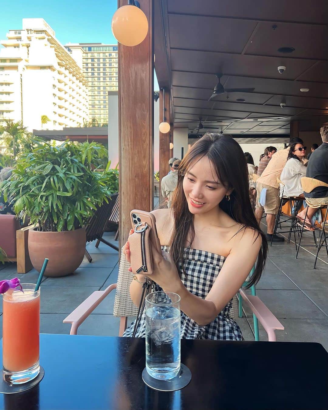 Aoiのインスタグラム：「ワイキキのおすすめレストラン🍽️  @hideoutwaikiki   とにかくおしゃれな空間でハッピーアワーの時間に合わせて行きました🌺 バーガーがとてつもなく美味しかった・・💕  #hawaii #ハワイ #wikiki #ワイキキ」