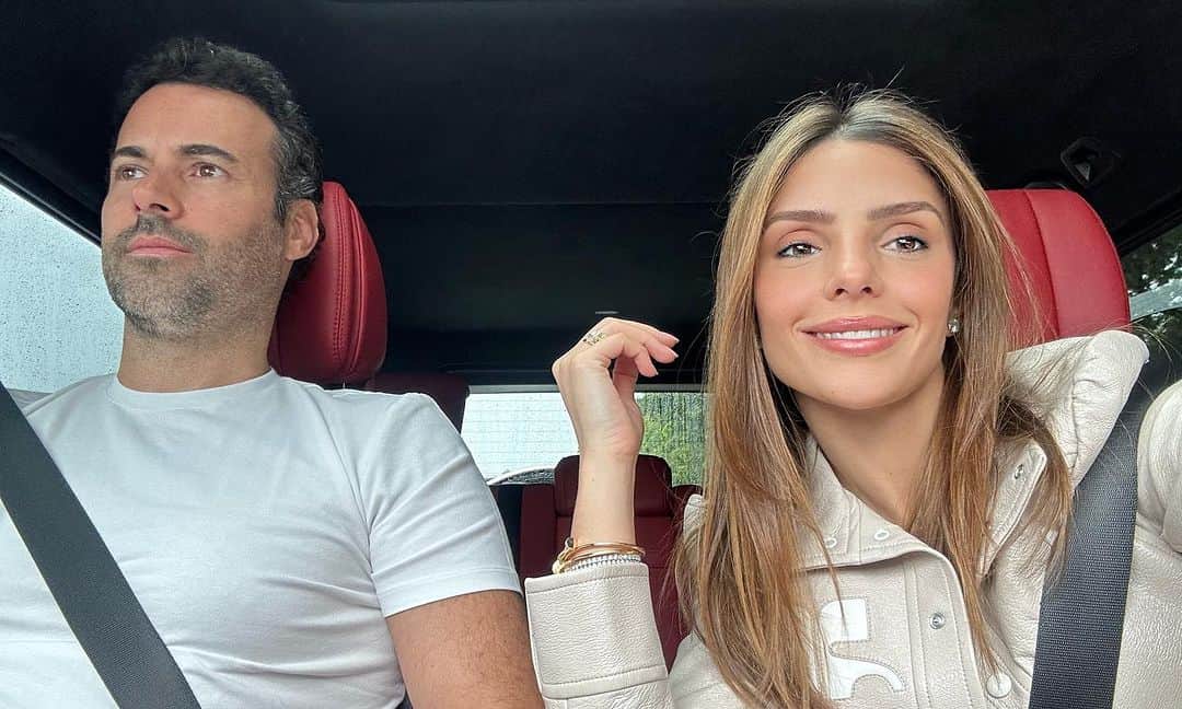 カロリーネ・セリコのインスタグラム：「Biscayne US1 | Tanto em Miami, como em todo o EUA tem muitas lojas grandes e especializadas em um tipo de produto.  Hoje foi o dia de passear e parar em várias delas, vou deixar as que mais gosto para vocês salvarem:  vinhos - Total Wine tênis - tênis Plaza golf - Edwin Watts esporte - Dick's festa - Party City cozinha - Williams Sonoma casa - Container Store escritório - Office Depot eletrônicos - Best Buy cosméticos - Ulta Beauty animais de estimação - PetSmart  Se você ama uma que eu não coloquei, deixa aqui nos comentários!   O carro alugamos como sempre com nosso amigo Bruno da @billionairesmiami que tem uma coleção incrível!  #CaCelicoViagem」