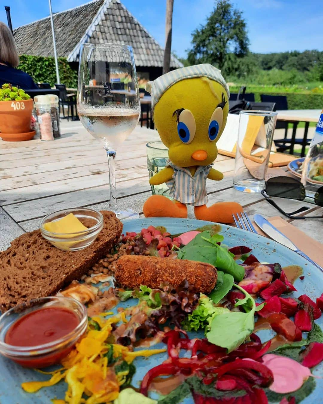 Little Yellow Birdさんのインスタグラム写真 - (Little Yellow BirdInstagram)「Summer has returned! A delicious vegetarian curry croquette to celebrate!! #littleyellowbird #tweety #tweetykweelapis #adventures #yellow #bird #sunday #sundaylunch #lunch #weekend #croquette #kroket #summer #september #nazomer #stuffedanimalsofinstagram #plushiesofinstagram」9月3日 22時41分 - tweetykweelapis