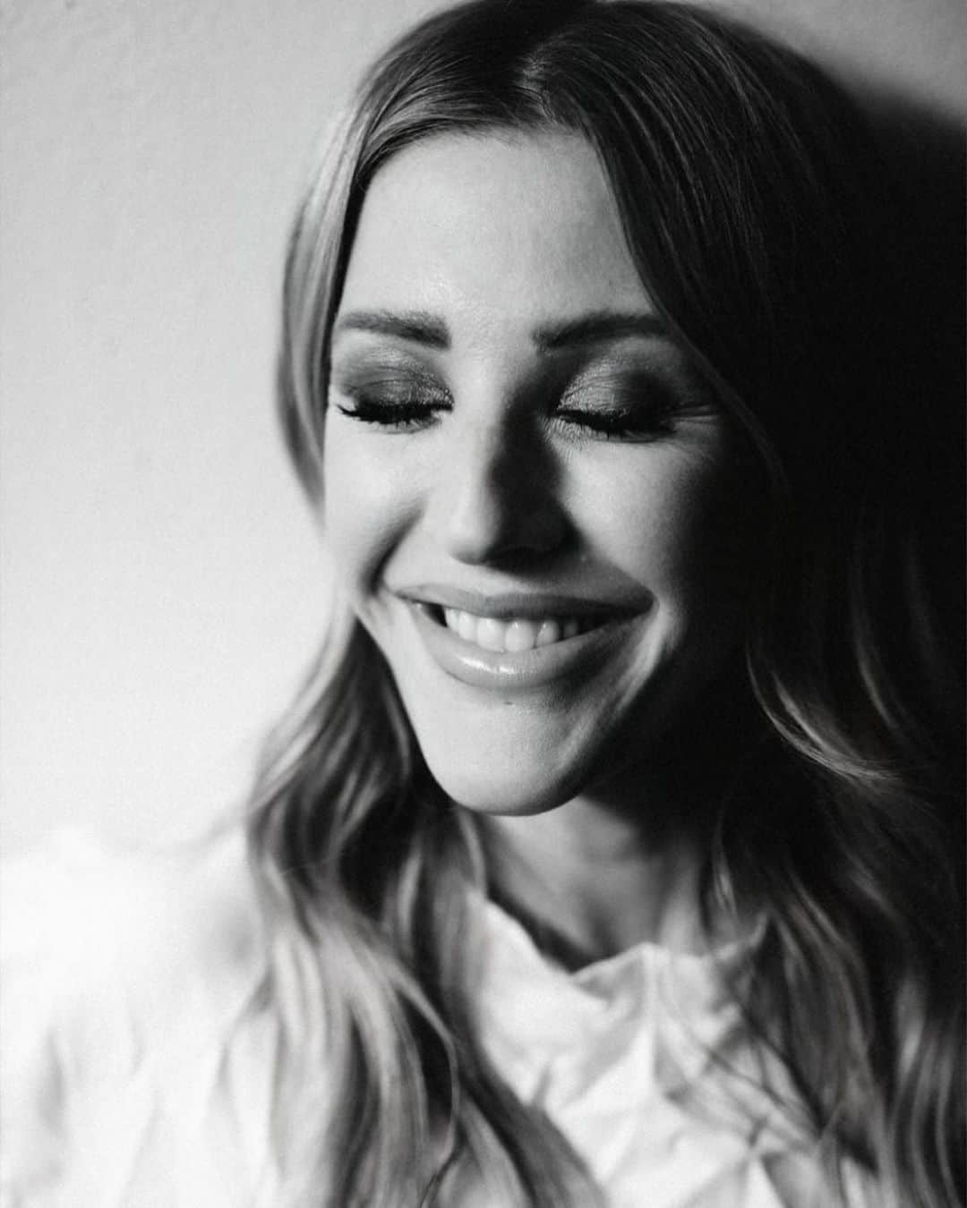 エリー・ゴールディングのインスタグラム：「Backage mewds with @jrcmccord xx She knows I hate my smile so she is going to very shocked I posted this… 💀」
